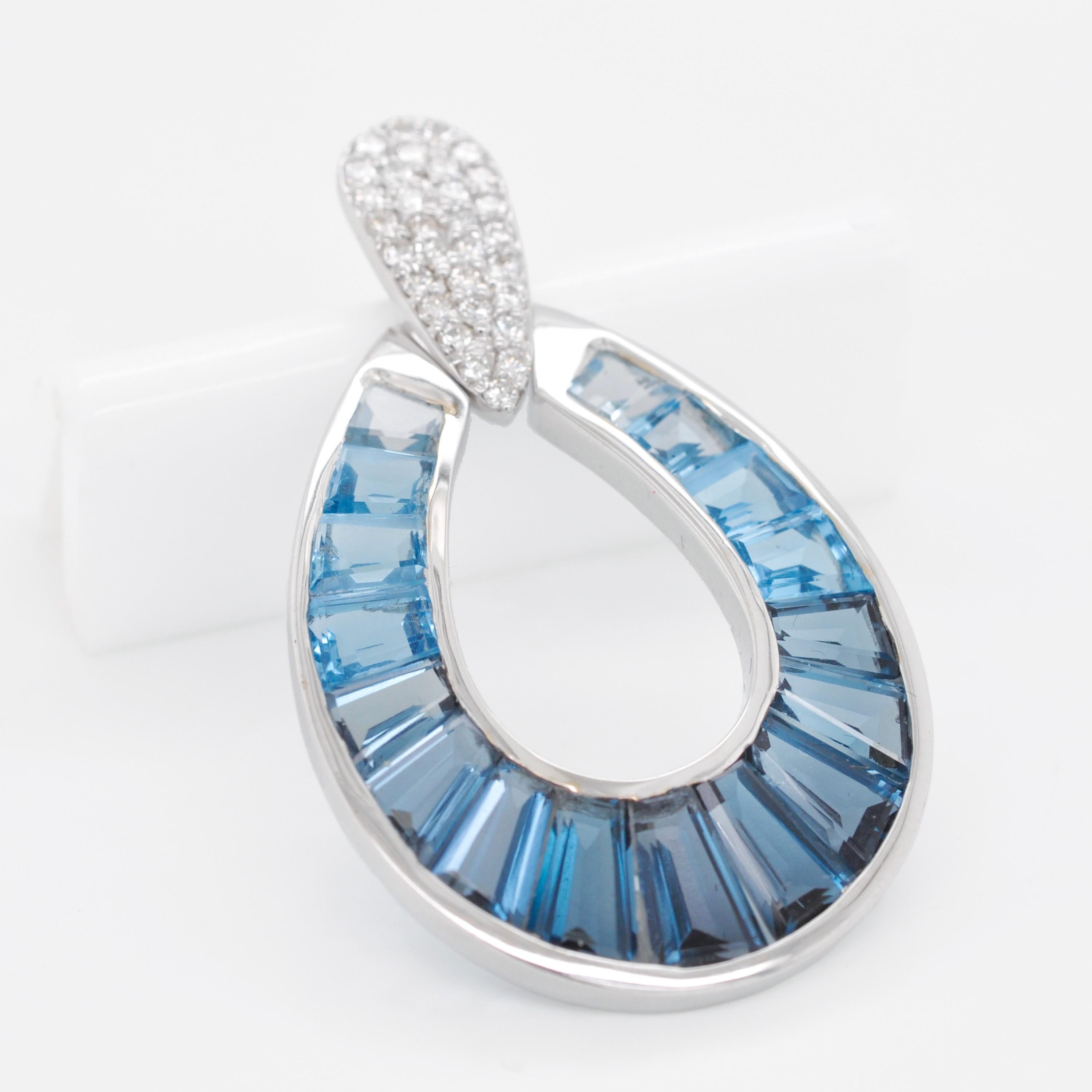 18 Karat Gold Gradient Blue Topaz Taper Baguette Diamond Pendant Necklace For Sale 1