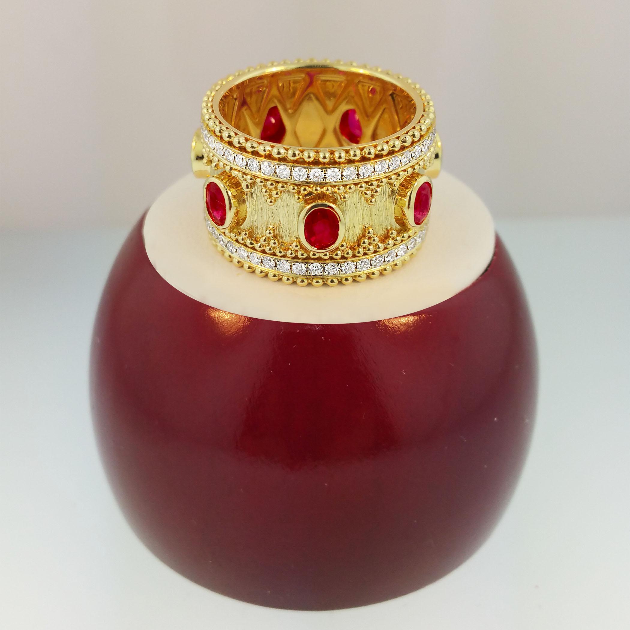 Anillo de oro de 18 quilates estilo granulado con rubí ovalado y diamantes Corte redondo en venta