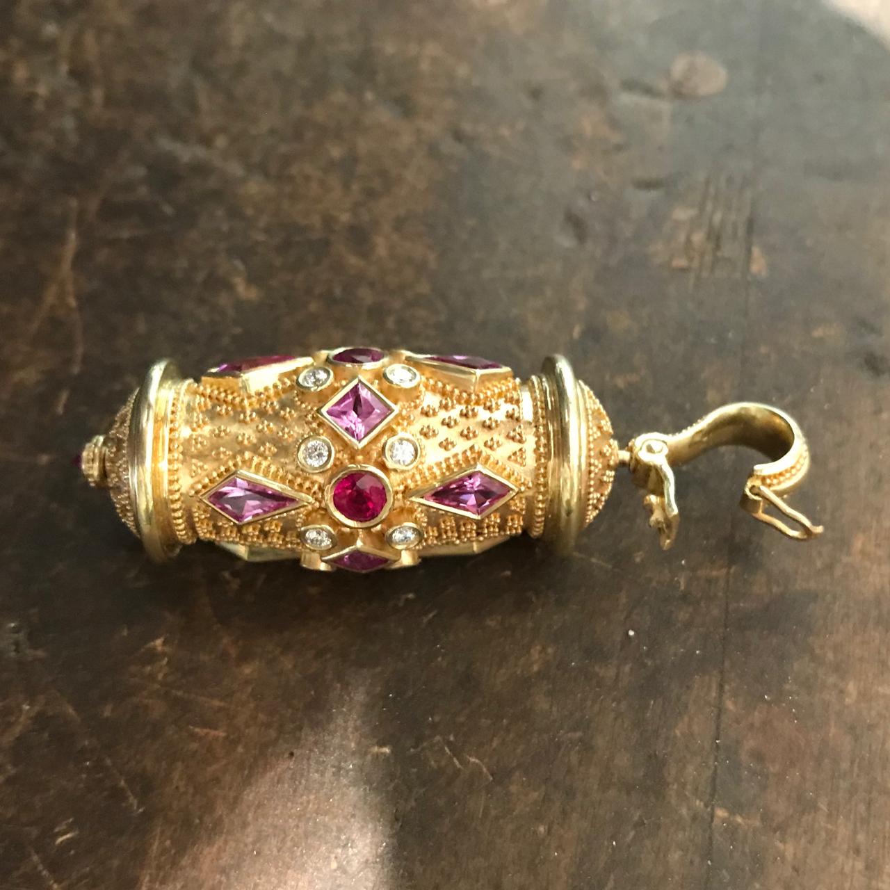Ciondolo a forma di ruota di preghiera in oro 18 carati di Kent Raible con diamante e zaffiro in vendita 9