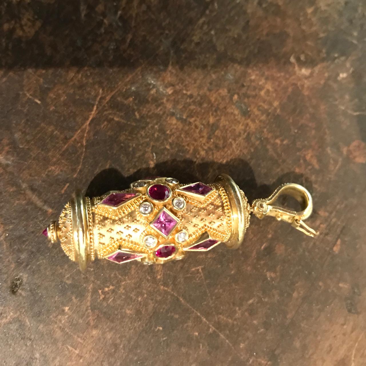 Ciondolo a forma di ruota di preghiera in oro 18 carati di Kent Raible con diamante e zaffiro in vendita 10