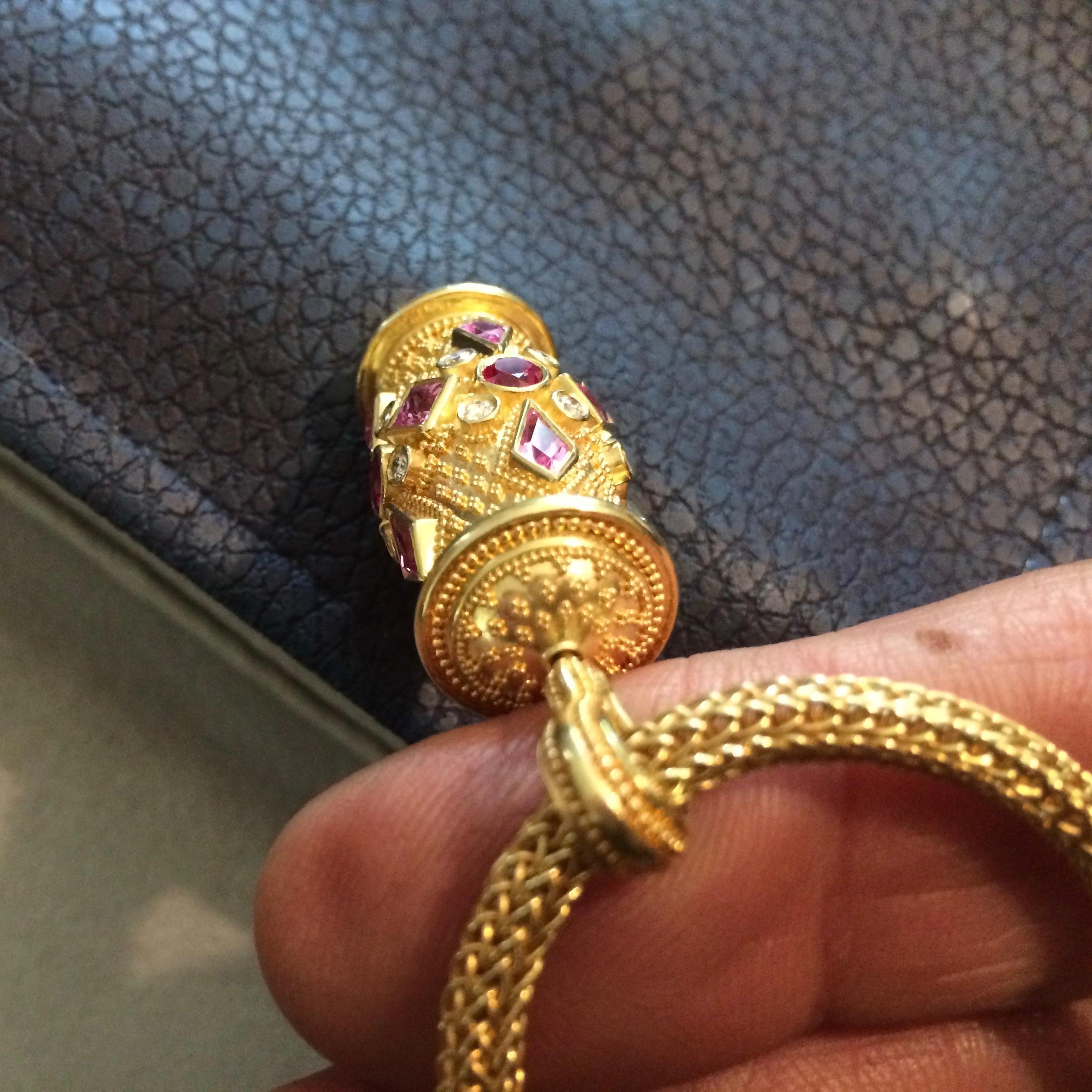 Ciondolo a forma di ruota di preghiera in oro 18 carati di Kent Raible con diamante e zaffiro in vendita 5