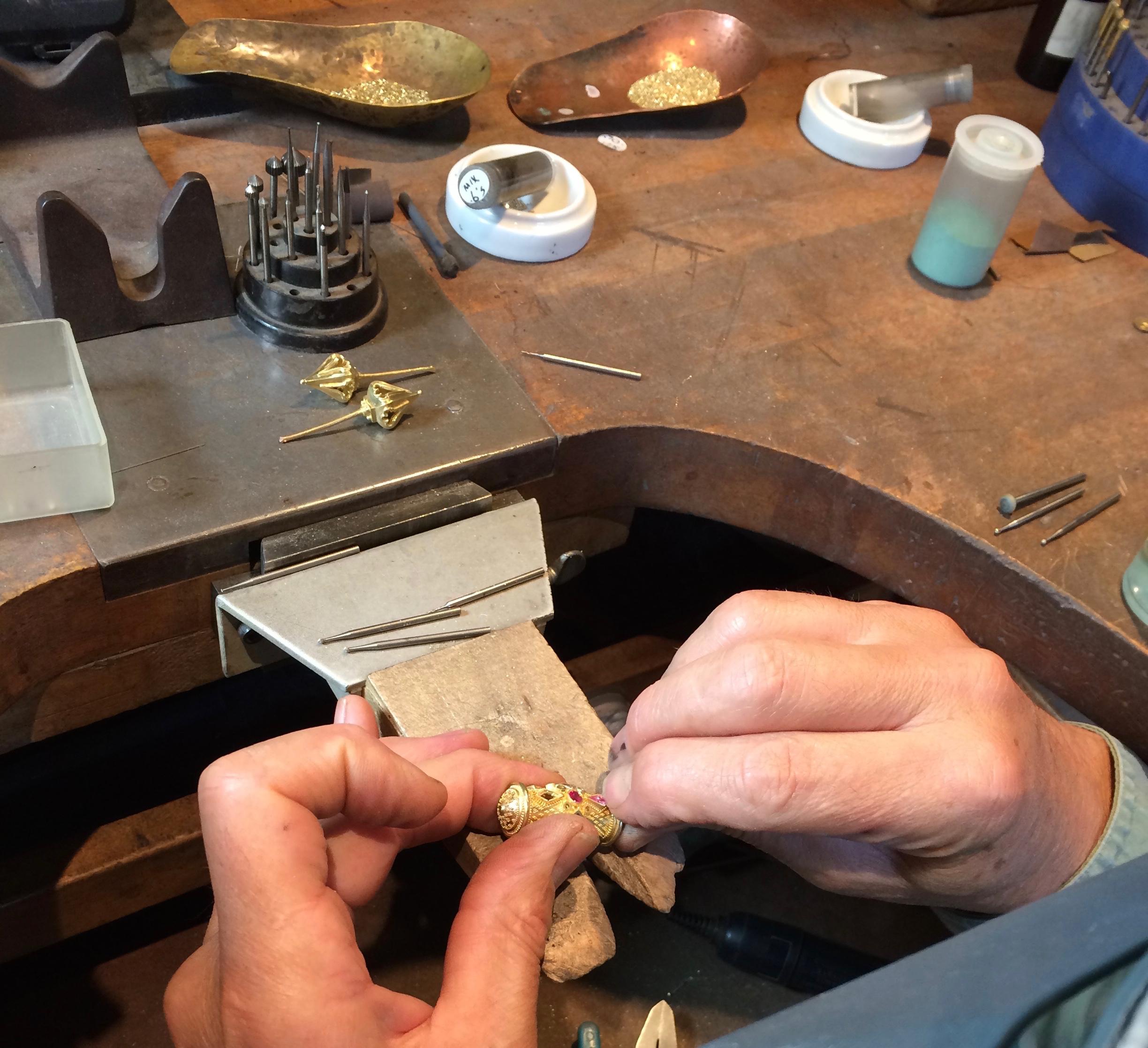 Ciondolo a forma di ruota di preghiera in oro 18 carati di Kent Raible con diamante e zaffiro in vendita 6