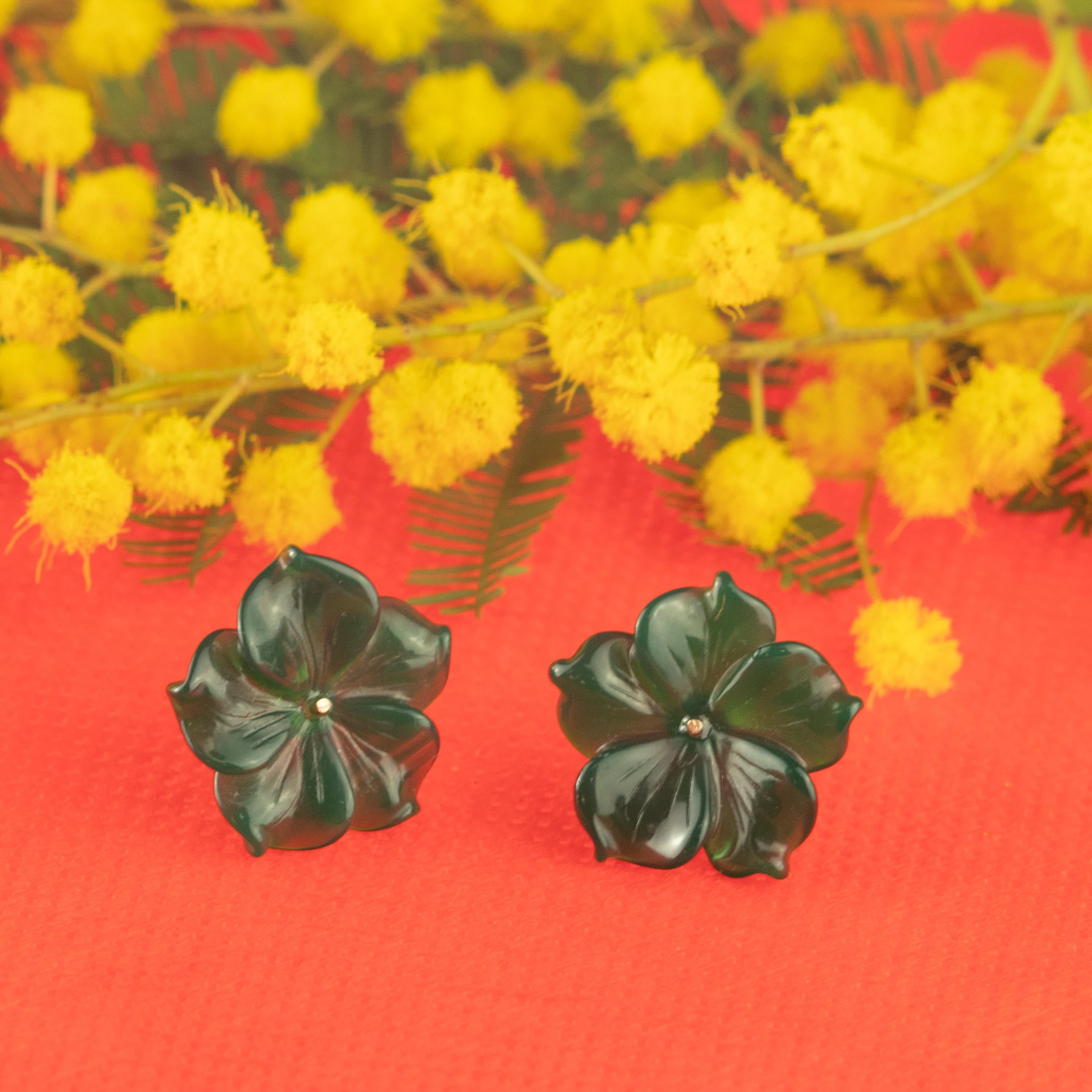 18 Karat Gold Green Agate Flower Handmade Italian Girl Carved Stud Earrings For Sale 5