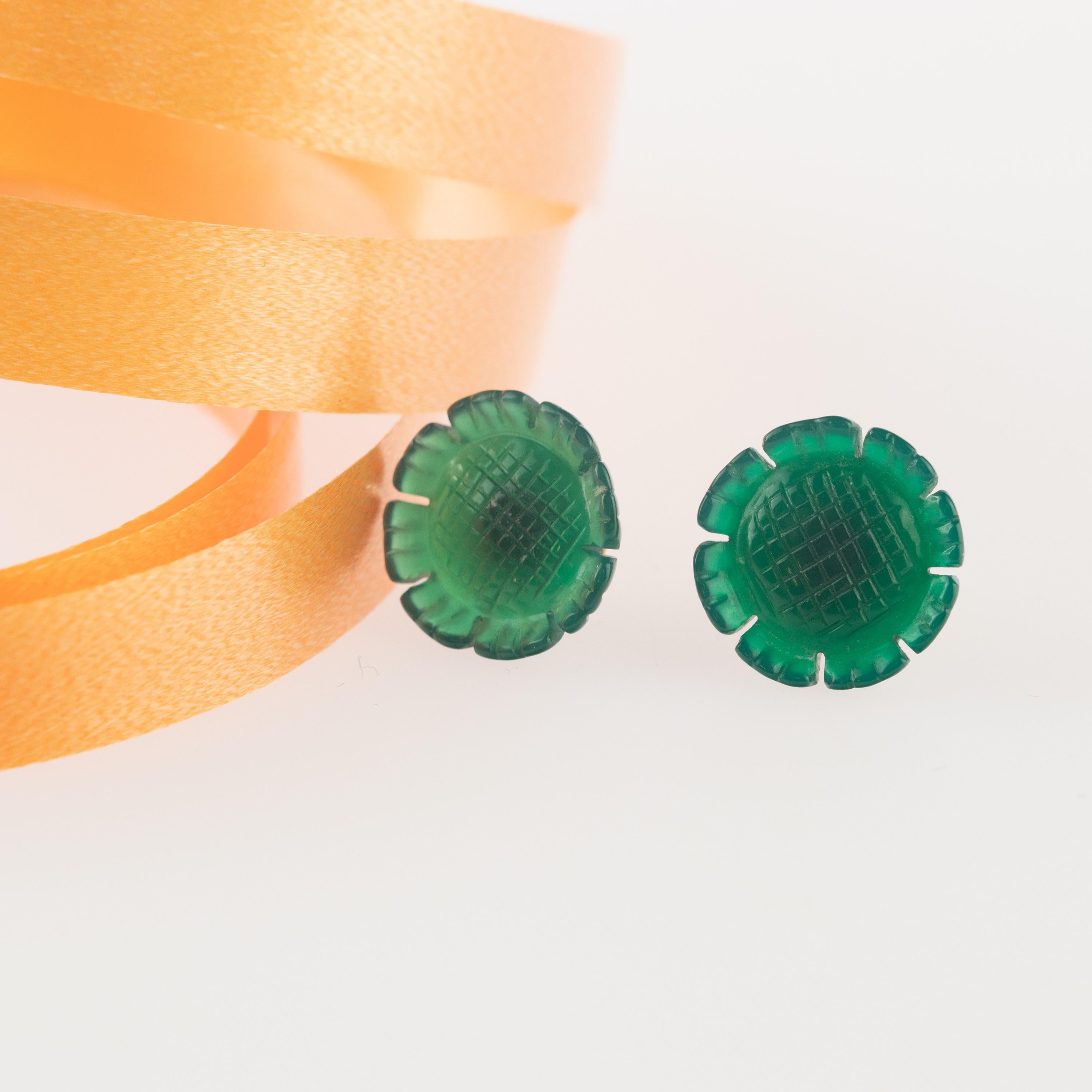 Art nouveau Clous d'oreilles italiens sculptés en or 18 carats avec fleur en agate verte, fabriquées à la main en Italie en vente