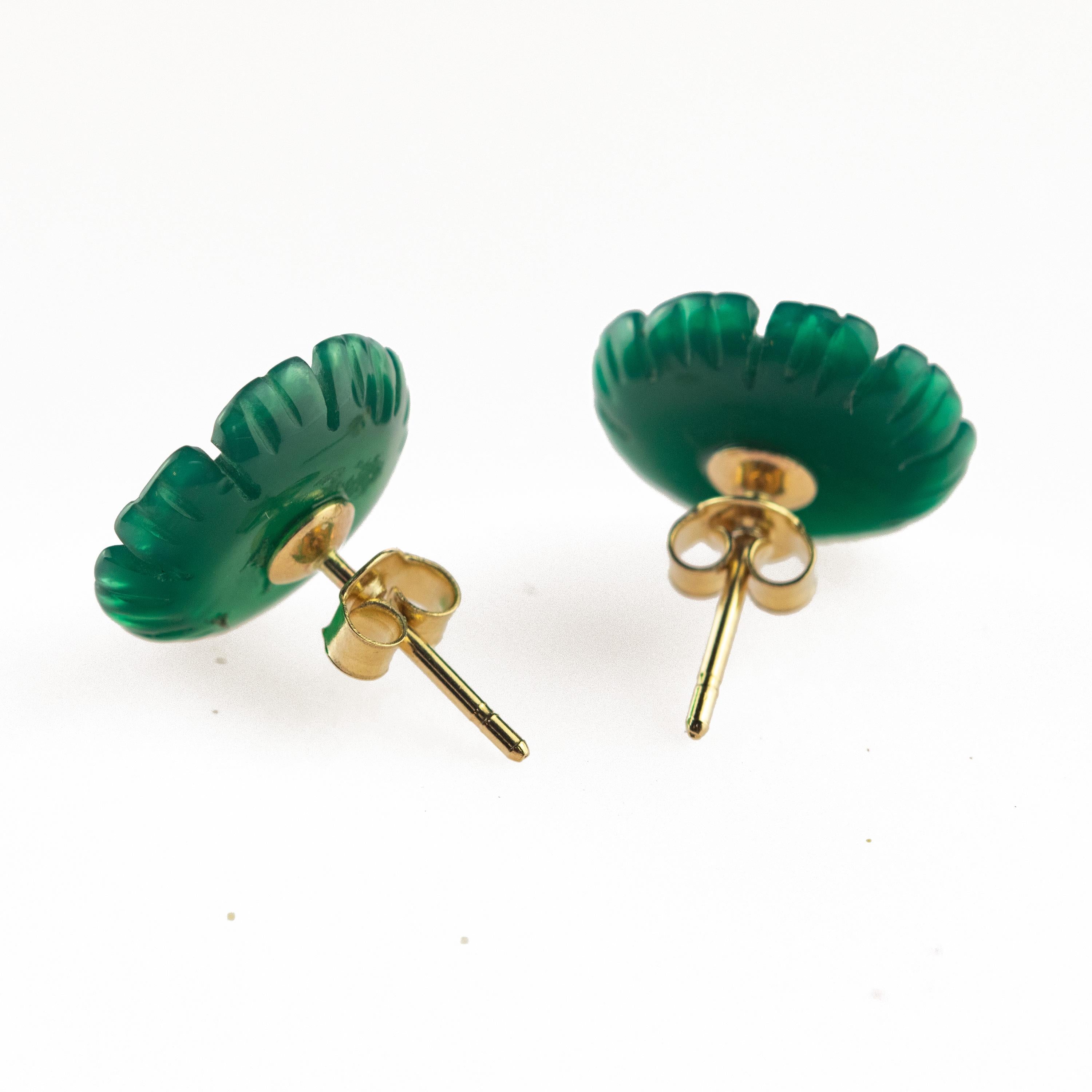Taille mixte Clous d'oreilles italiens sculptés en or 18 carats avec fleur en agate verte, fabriquées à la main en Italie en vente