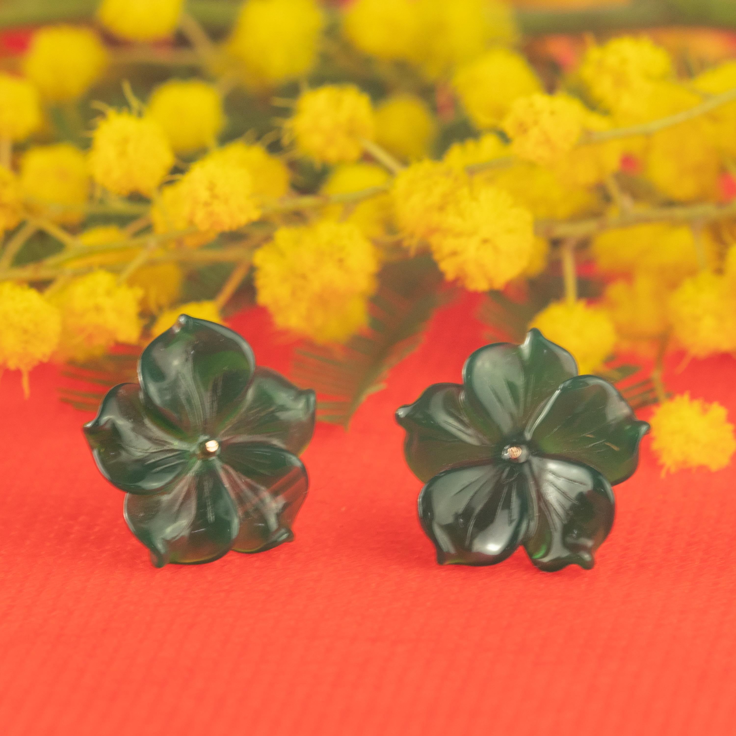 Mixed Cut 18 Karat Gold Green Agate Flower Handmade Italian Girl Carved Stud Earrings For Sale