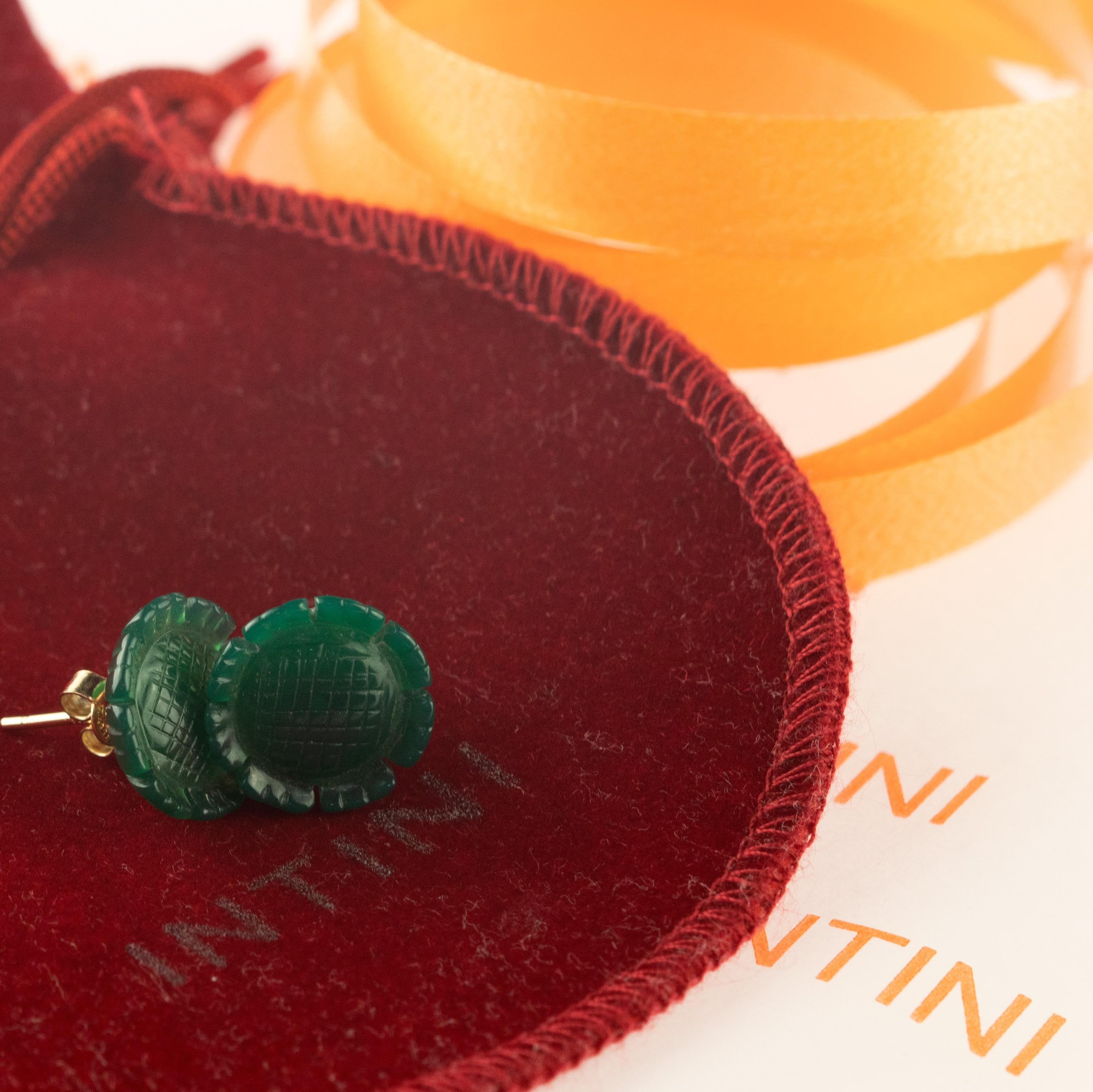 Clous d'oreilles italiens sculptés en or 18 carats avec fleur en agate verte, fabriquées à la main en Italie Unisexe en vente