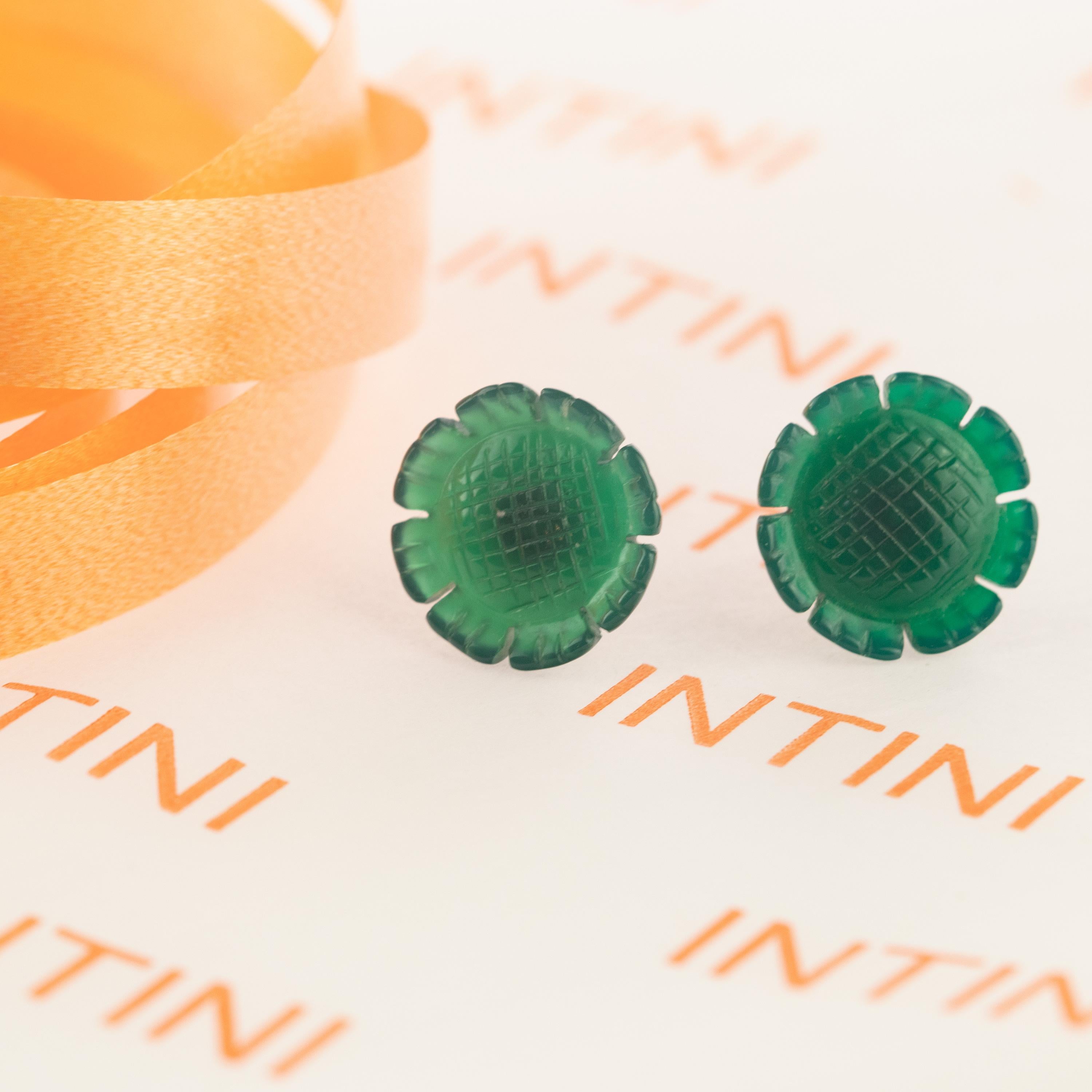 Clous d'oreilles italiens sculptés en or 18 carats avec fleur en agate verte, fabriquées à la main en Italie en vente 2