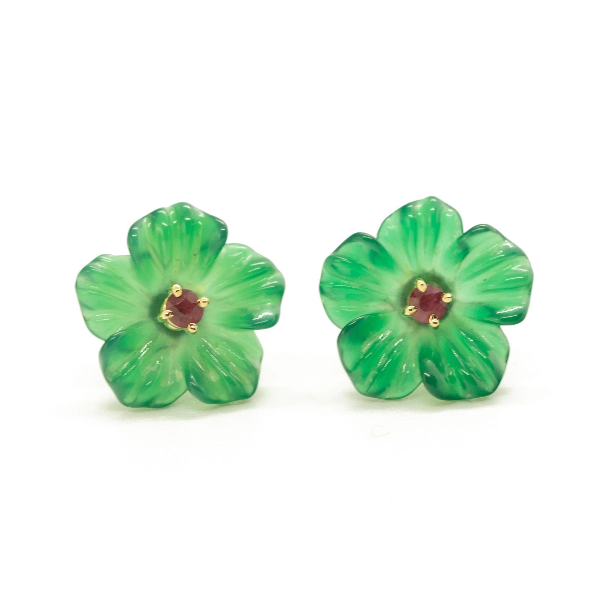 D'étonnants clous d'oreilles en forme de fleur, dont les pétales sculptés évoquent le travail de joaillerie traditionnel italien fait à la main.

Haute joaillerie fabriquée en Italie avec des pierres précieuses naturelles.

• or jaune 18k
• Fleurs
