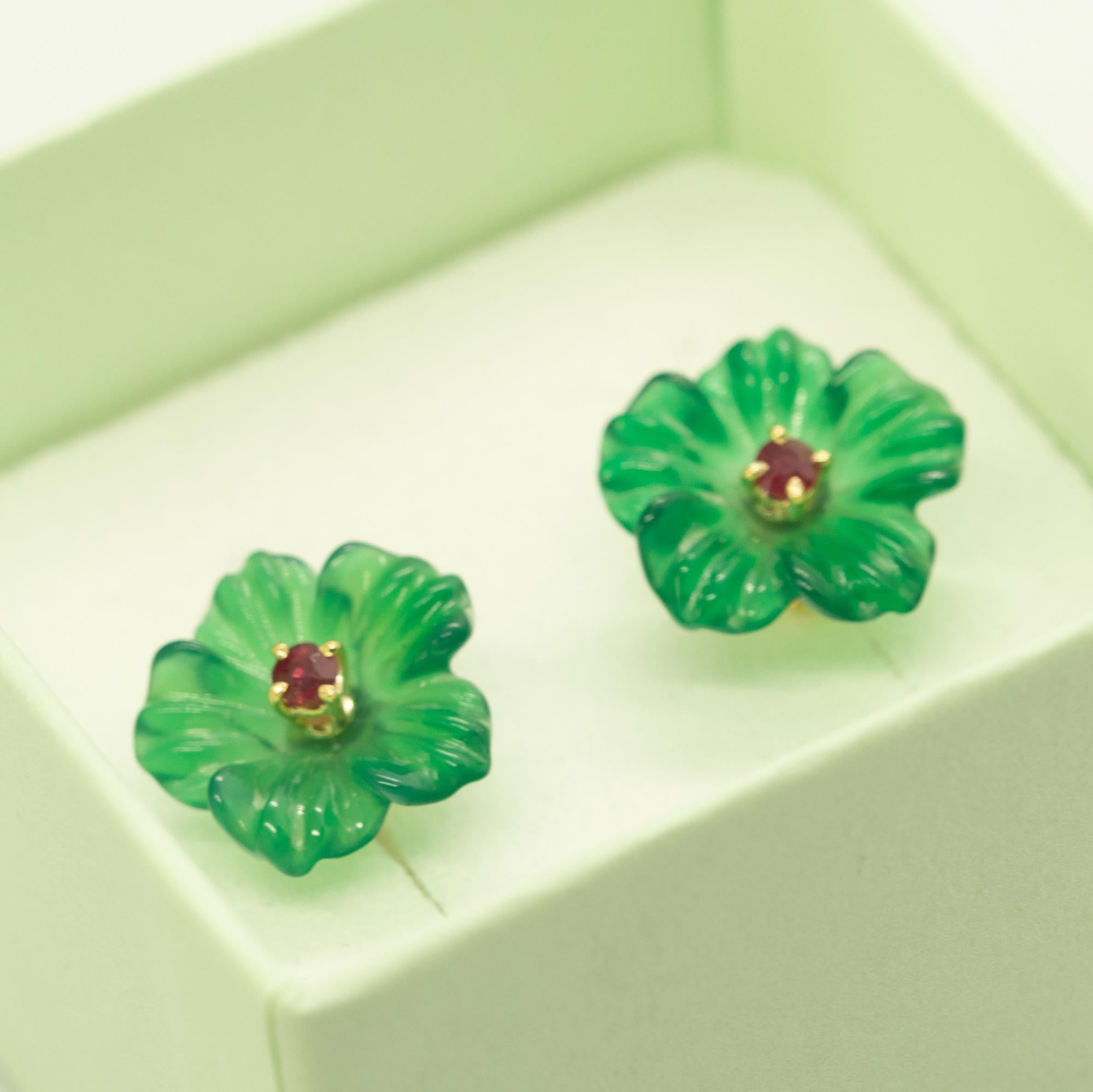 Taille brillant Clous d'oreilles en or 18 carats avec agate verte, rubis rouge et fleur, fabriqués à la main, Intini Jewels en vente