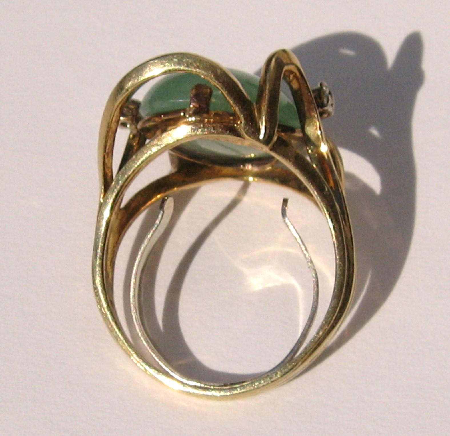 18 Karat Gold Green Jade Diamond Dinner Cocktail Ring In Good Condition For Sale In Wallkill, NY