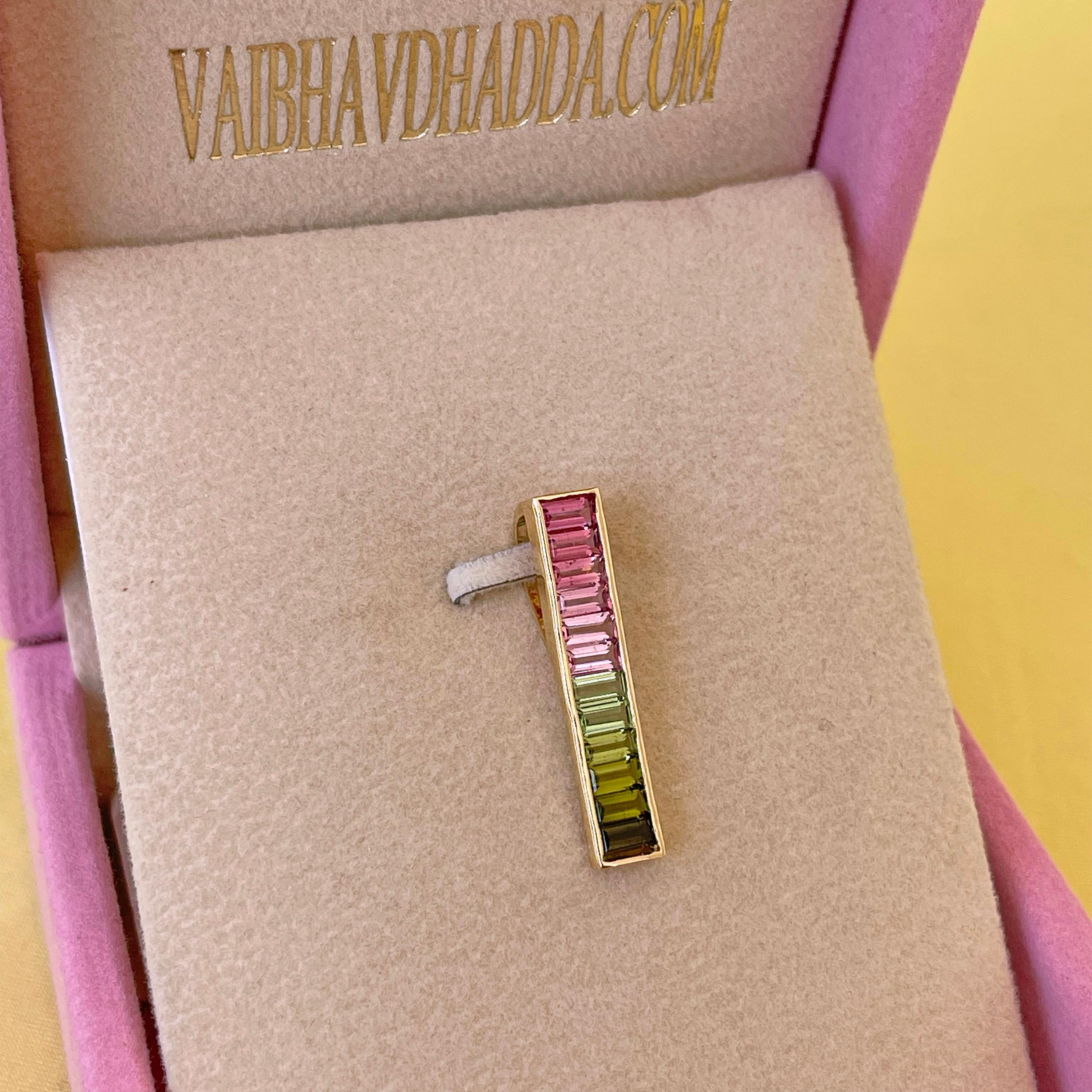 18 Karat Gold Green Pink Bi-Tourmaline Linear Watermelon Bar Pendant Necklace In New Condition For Sale In Jaipur, Rajasthan