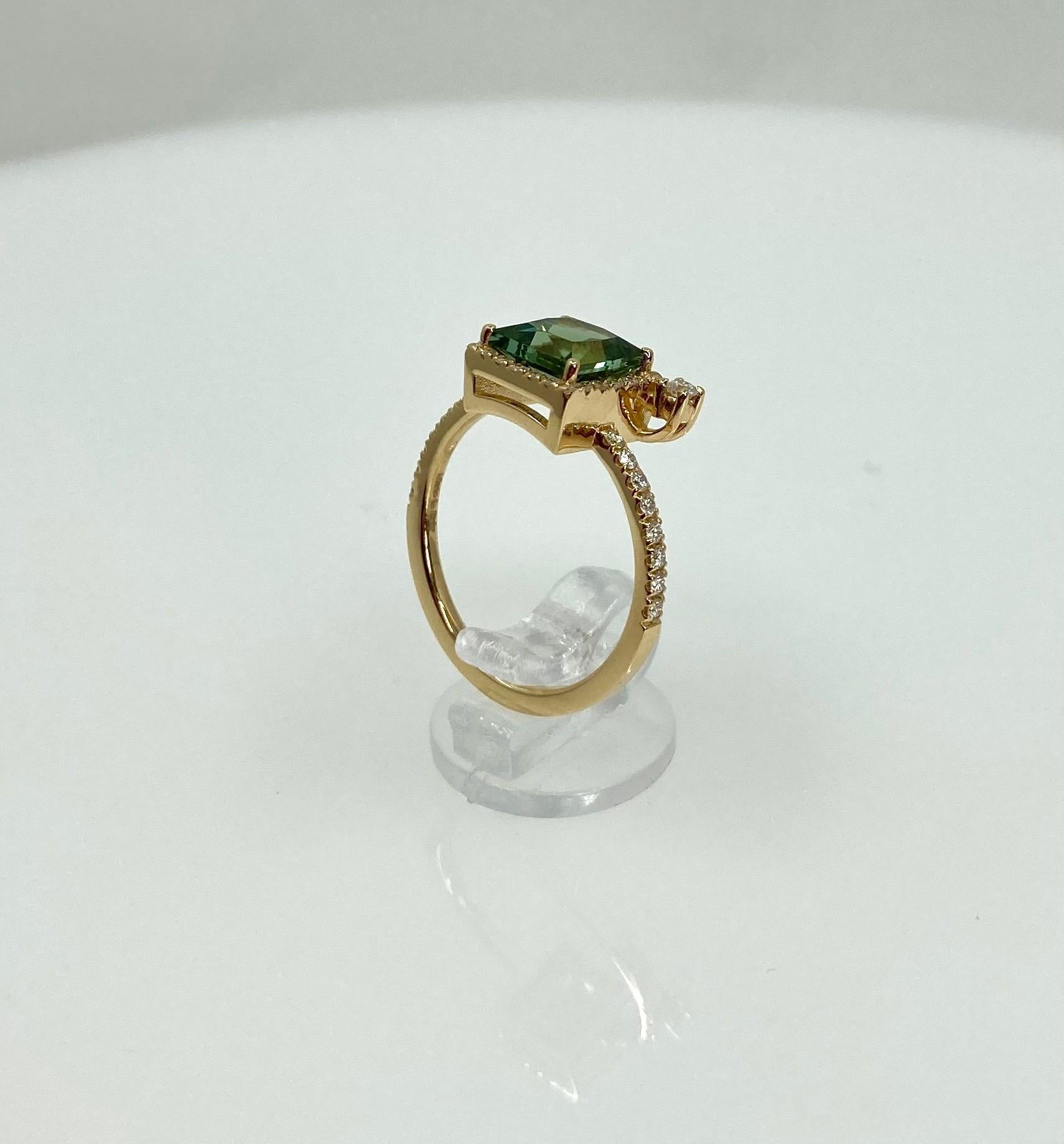 18 Karat Gold Green Tourmaline and Diamonds Italian Ring In New Condition For Sale In Valenza, IT