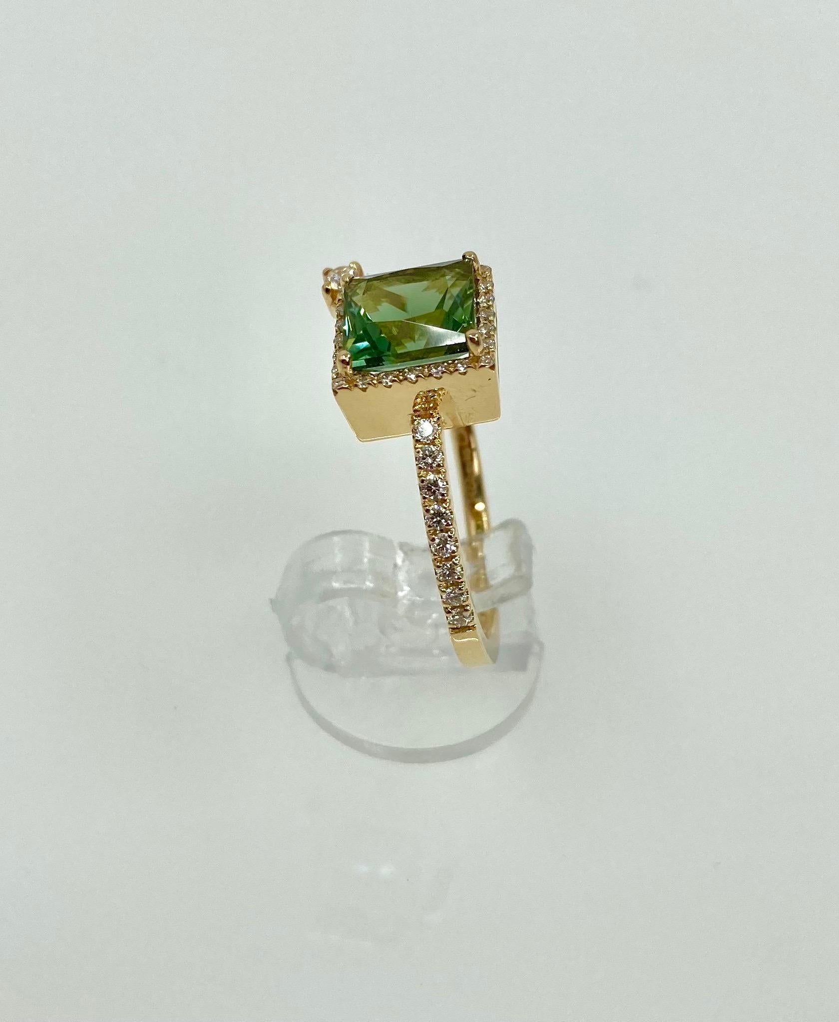18 Karat Gold Green Tourmaline and Diamonds Italian Ring For Sale 1