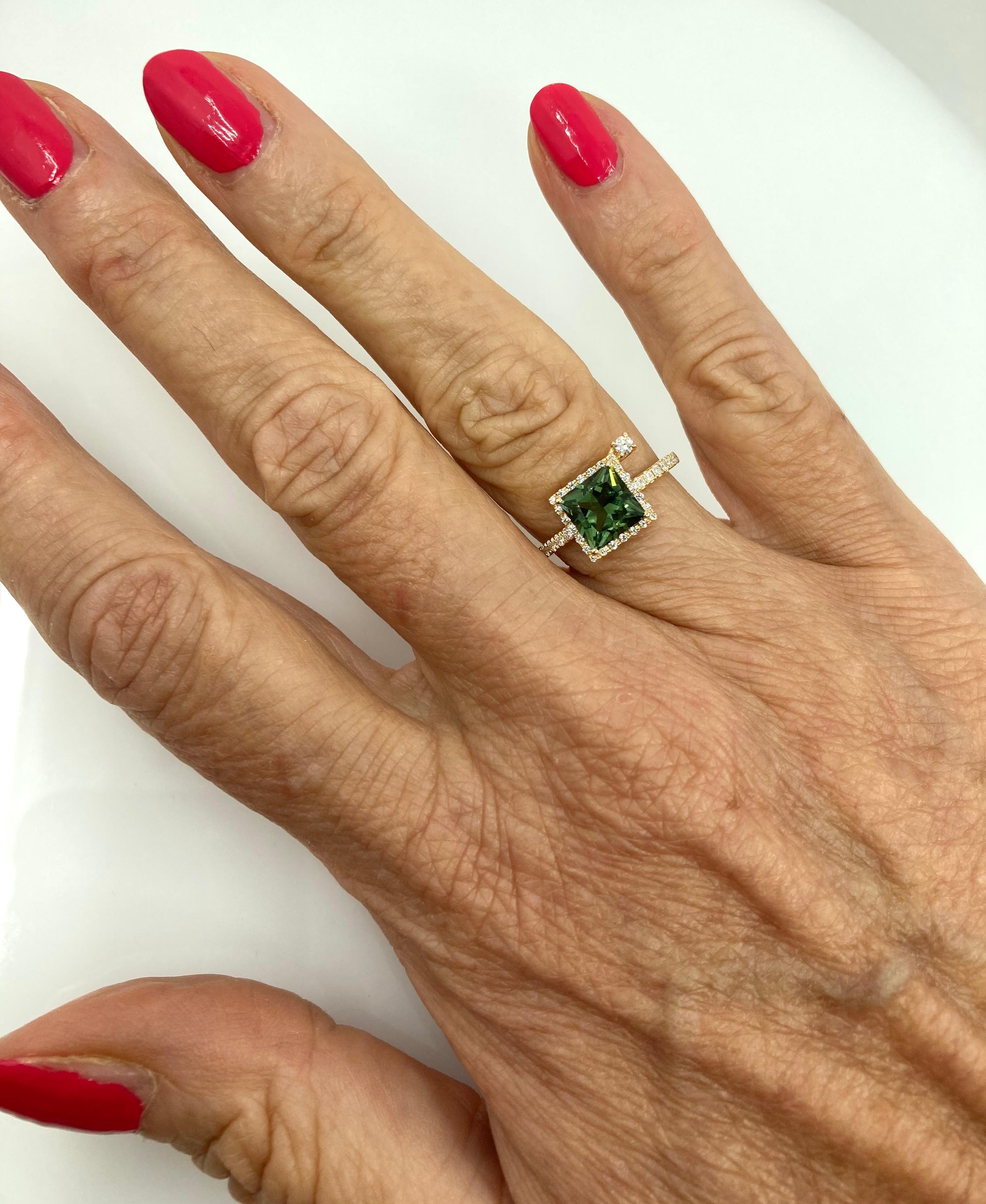 18 Karat Gold Green Tourmaline and Diamonds Italian Ring For Sale 2