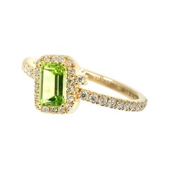 18 Karat Gold Green Peridot and Diamonds Italian Ring