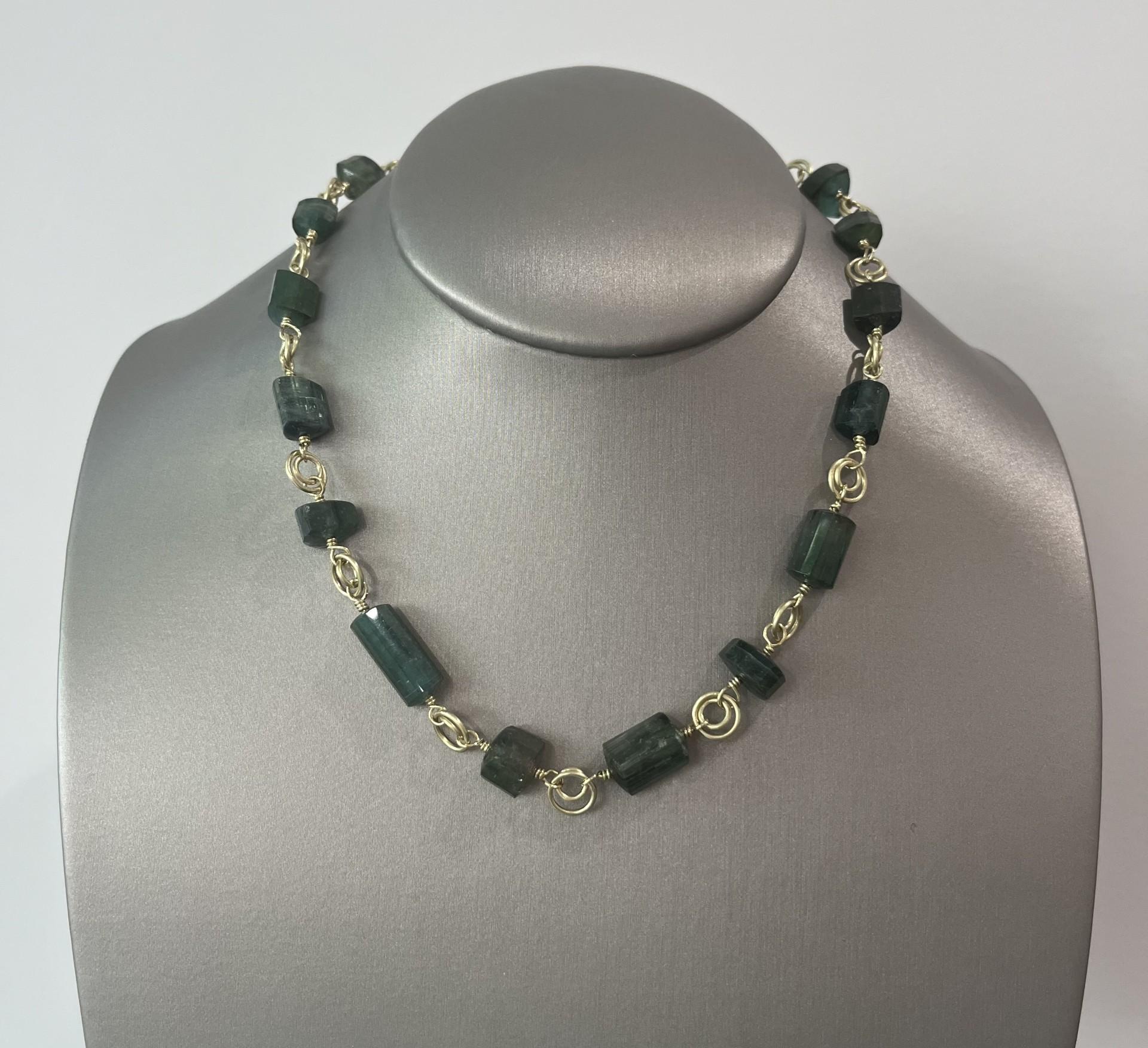 18 Karat Gold Green Tourmaline Crystal Mixed Cut Necklace In New Condition For Sale In Darien, CT