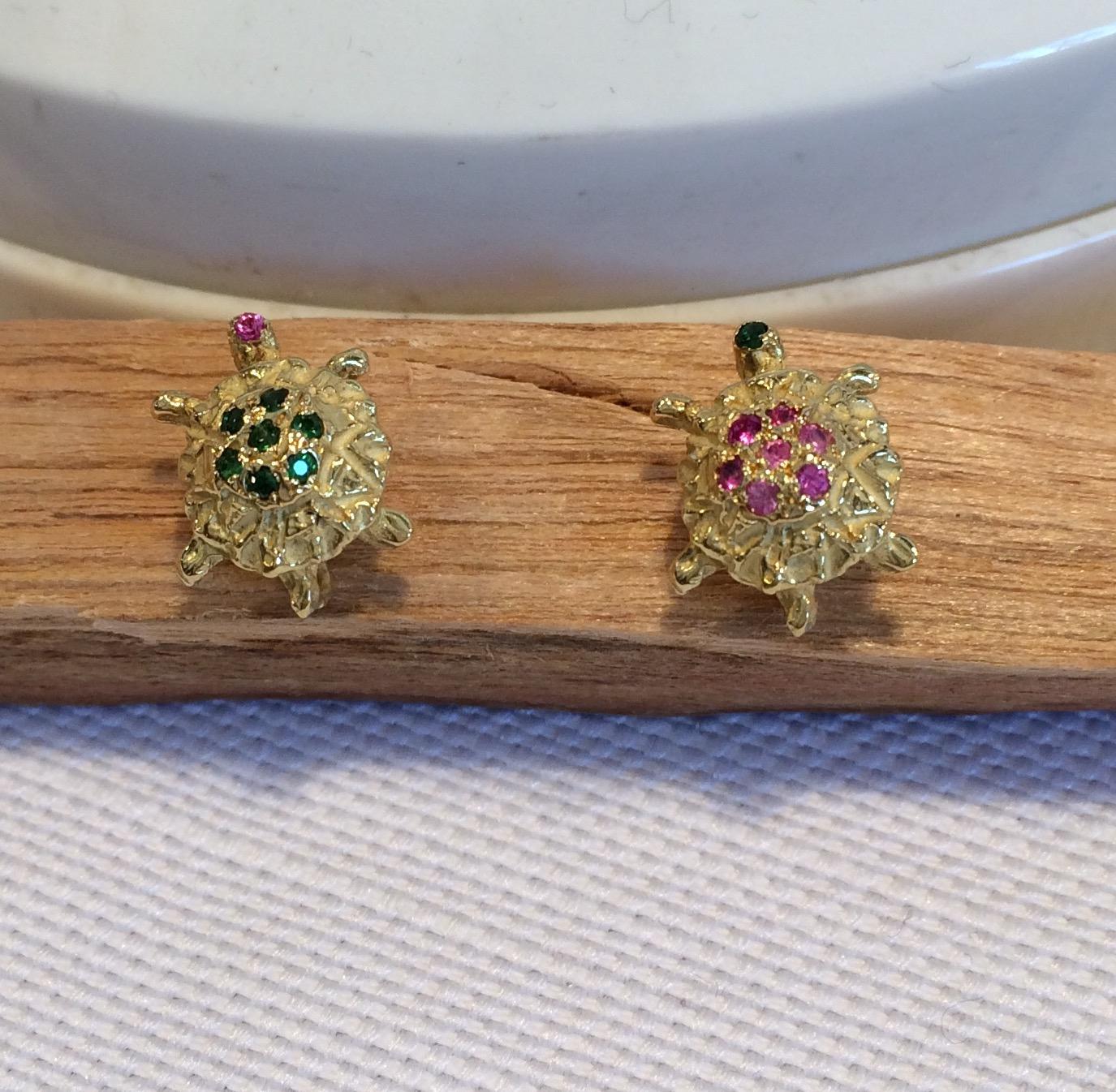 18 Karat Gold Green Tsavorite Pink Tourmaline Turtle Stud Hammered Earrings In New Condition For Sale In Rome, IT