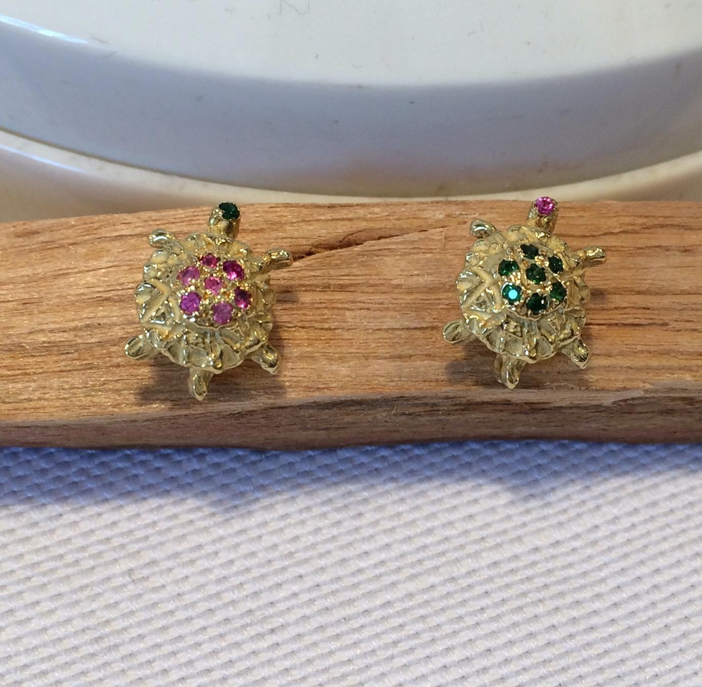 18 Karat Gold Green Tsavorite Pink Tourmaline Wise Turtle Hammered Stud Earrings For Sale 4