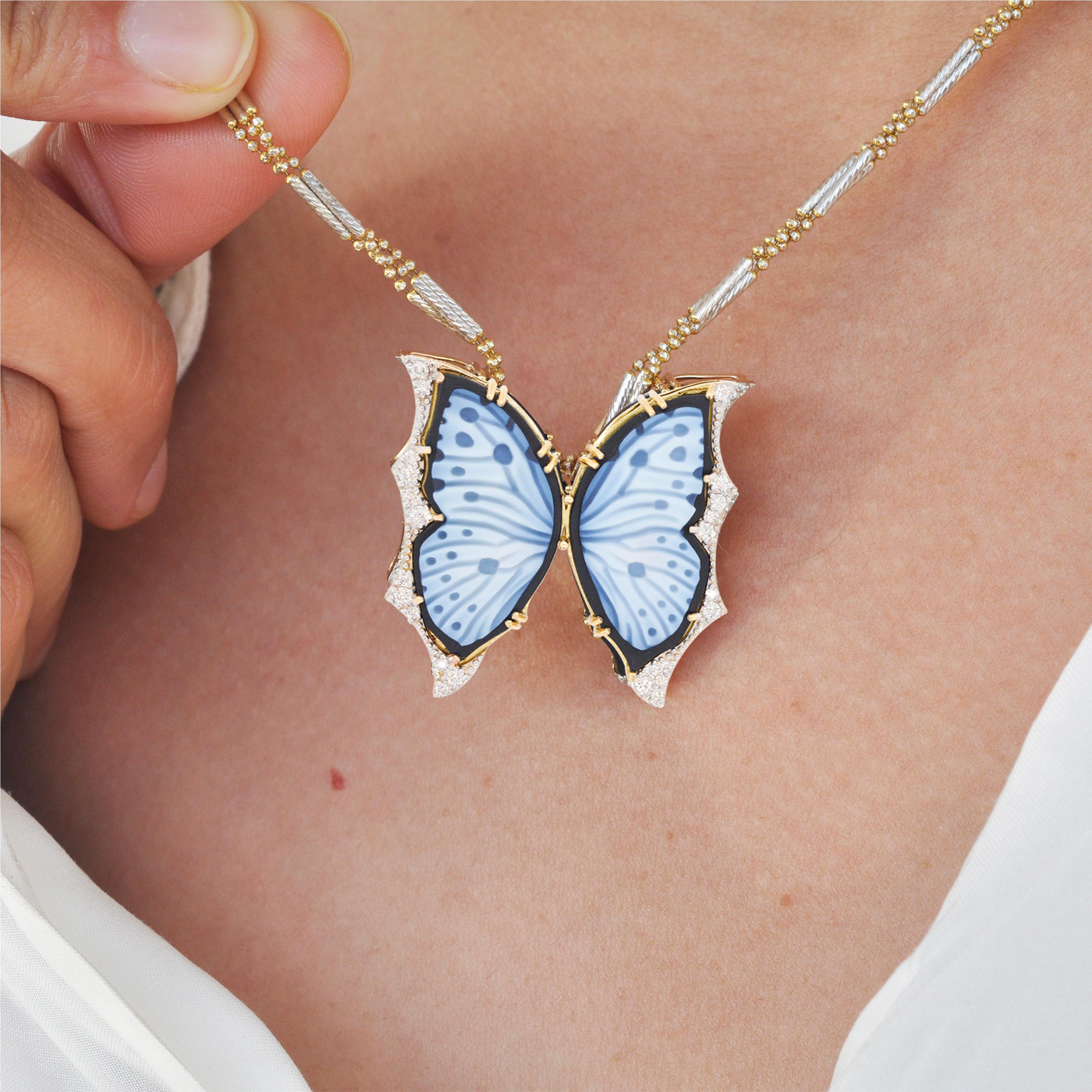 Contemporain Broche pendentif papillon en or 18 carats, calcédoine et diamants sculptés à la main en vente