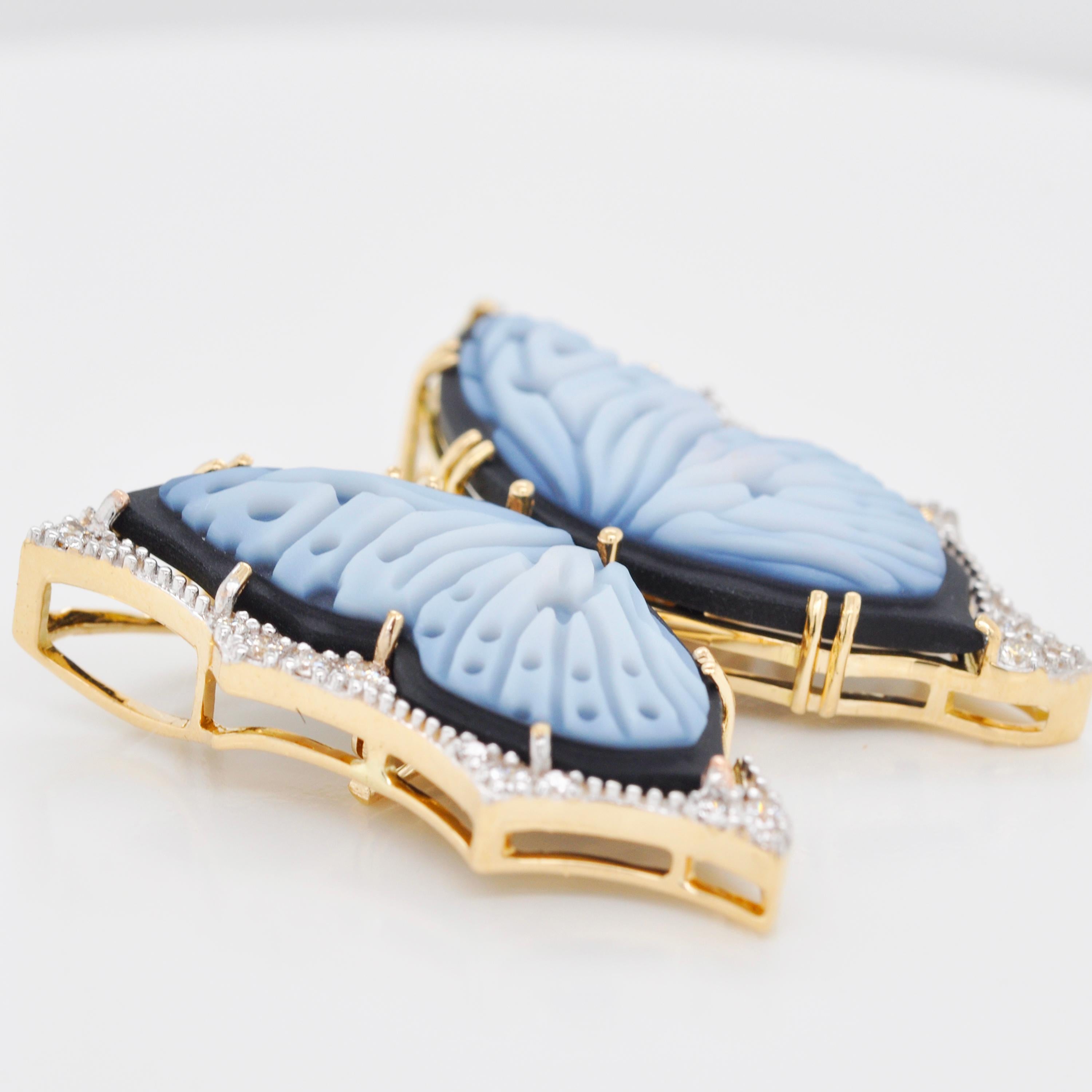 18 Karat Gold Agate Chalcedony Hand-Carved Butterfly Diamond Pendant Brooch In New Condition For Sale In Jaipur, Rajasthan