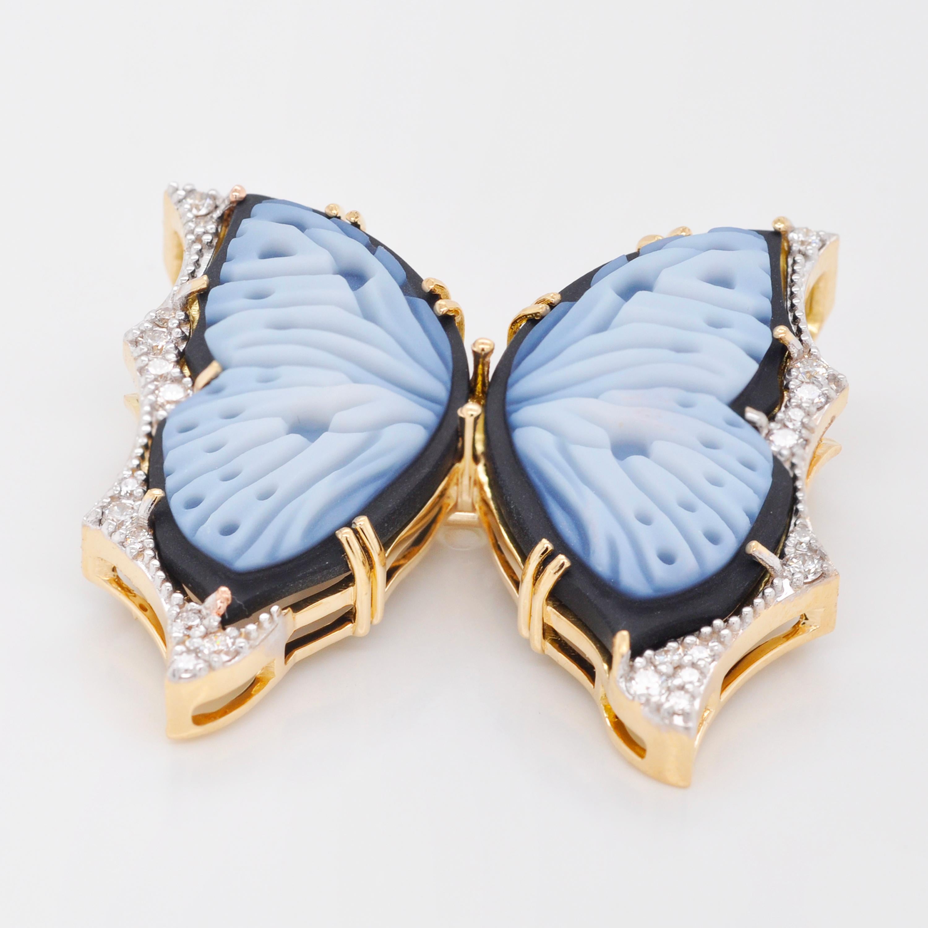 Broche pendentif papillon en or 18 carats, calcédoine et diamants sculptés à la main Pour femmes en vente