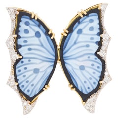 Broche pendentif papillon en or 18 carats, calcédoine et diamants sculptés à la main