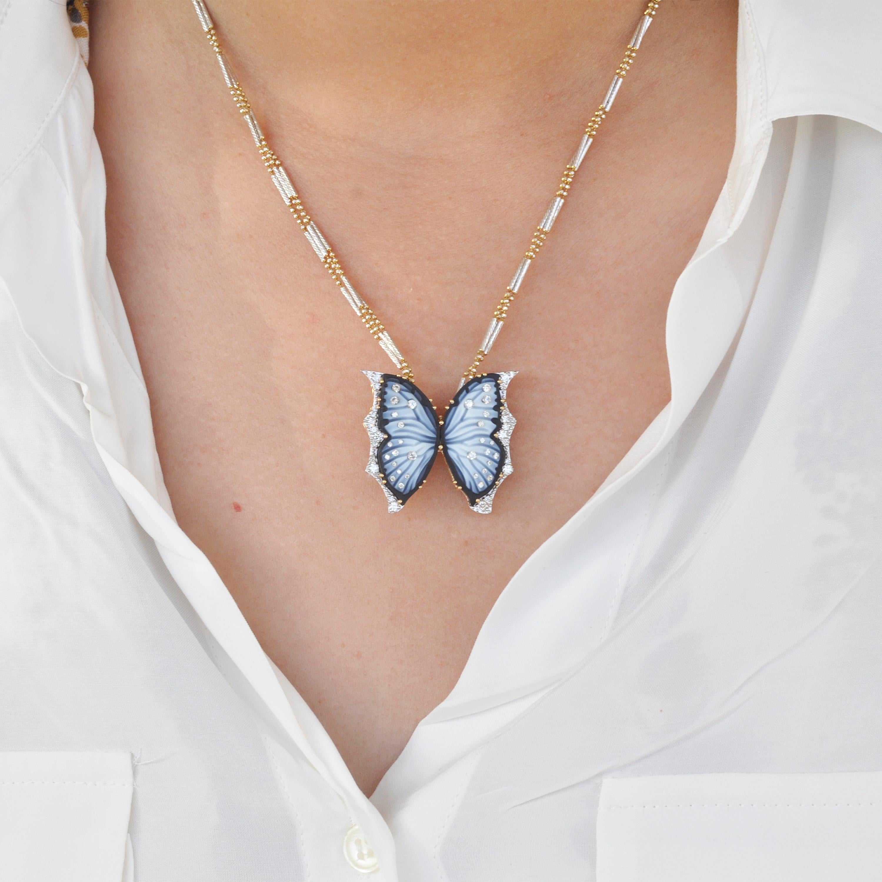 Contemporain Collier pendentif papillon en or 18 carats et diamants avec agate noire sculptée à la main en vente