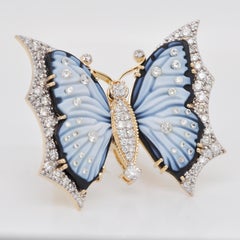 Anello da cocktail in oro 18 carati con agata scolpita a mano e farfalla con diamante