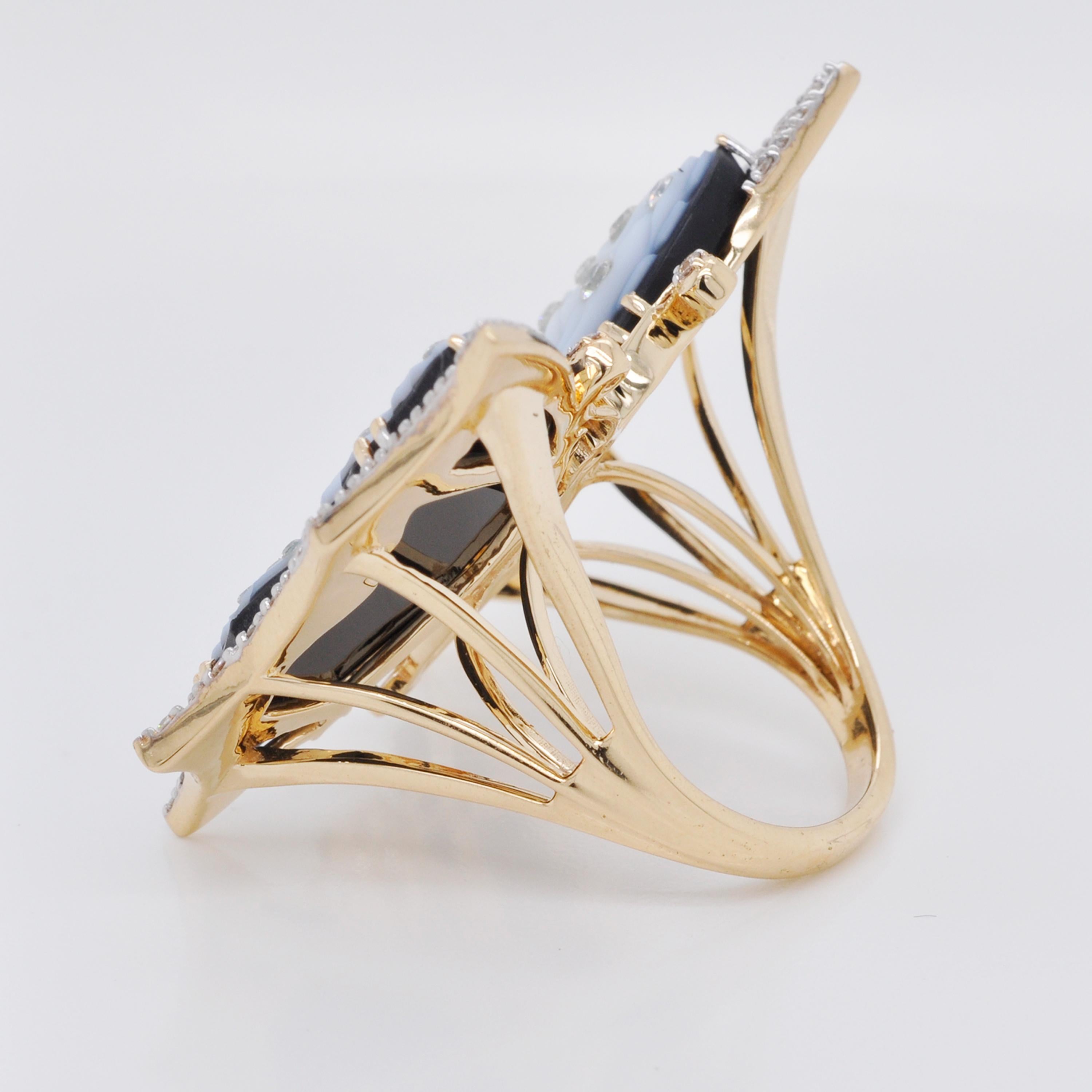 18 Karat Gold Hand-Carved Agate Butterfly Carving Diamond Cocktail Ring In New Condition For Sale In Jaipur, Rajasthan