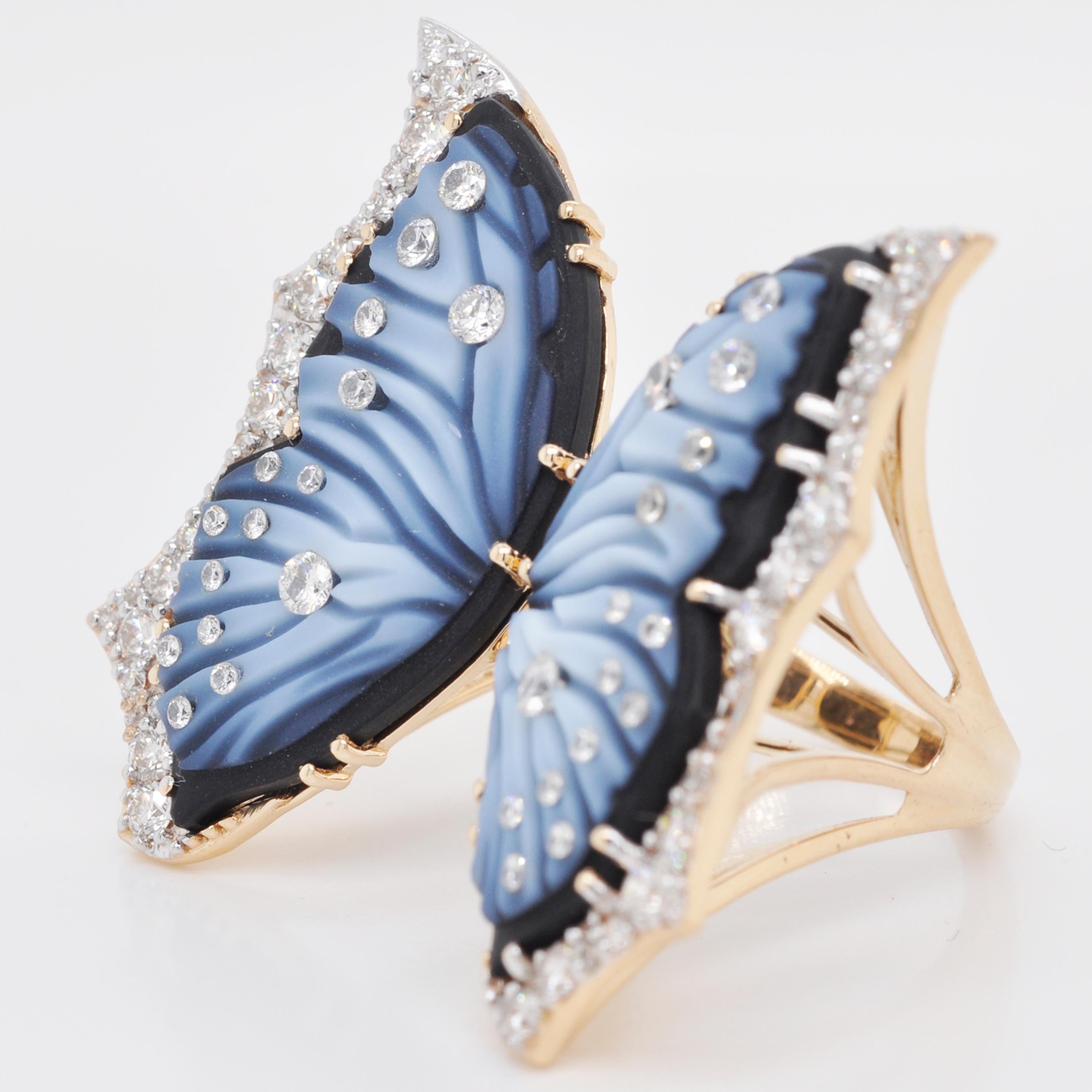 Bague de cocktail contemporaine en or 18 carats Agate papillon diamantée sculptée à la main en vente 1
