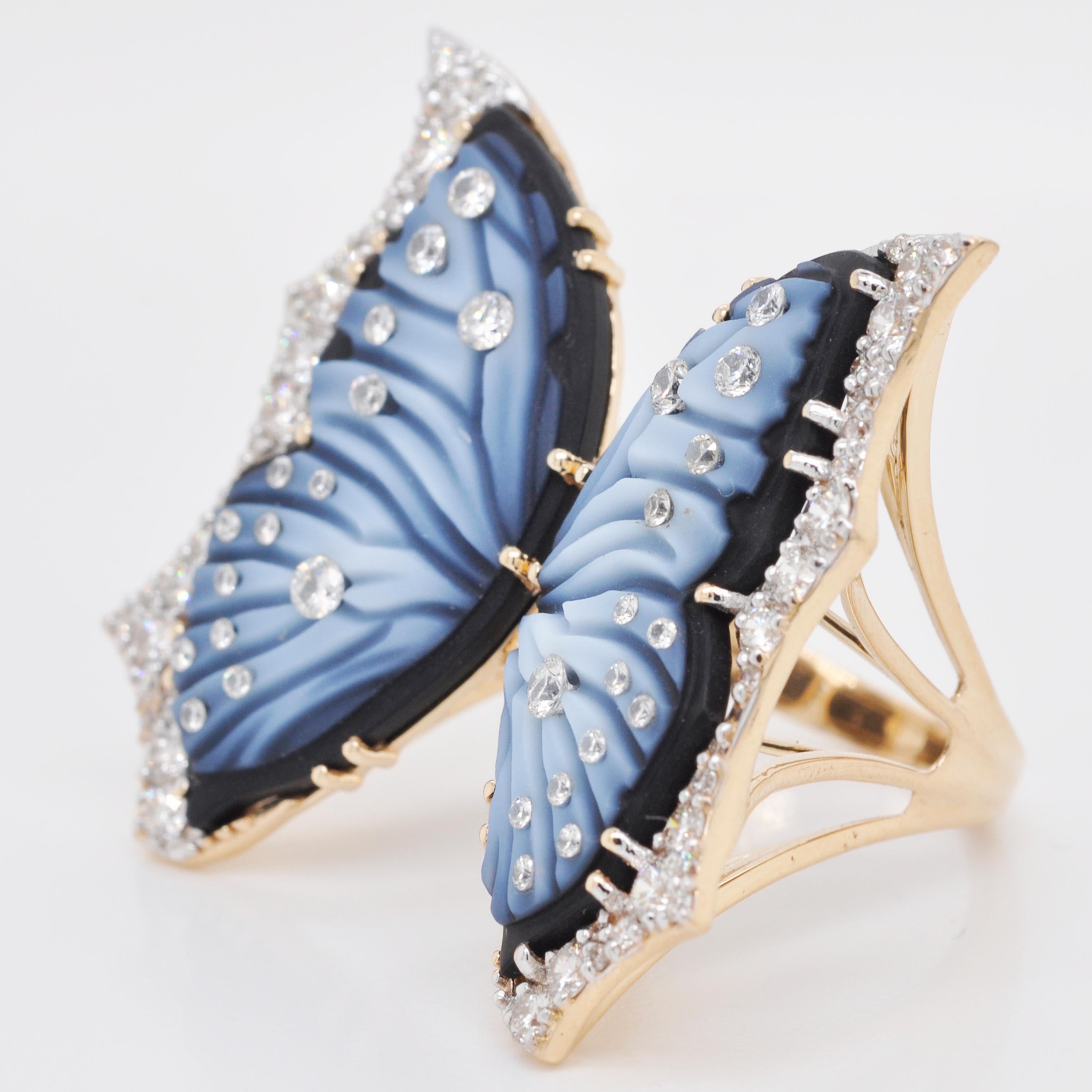 Bague de cocktail contemporaine en or 18 carats Agate papillon diamantée sculptée à la main en vente 2