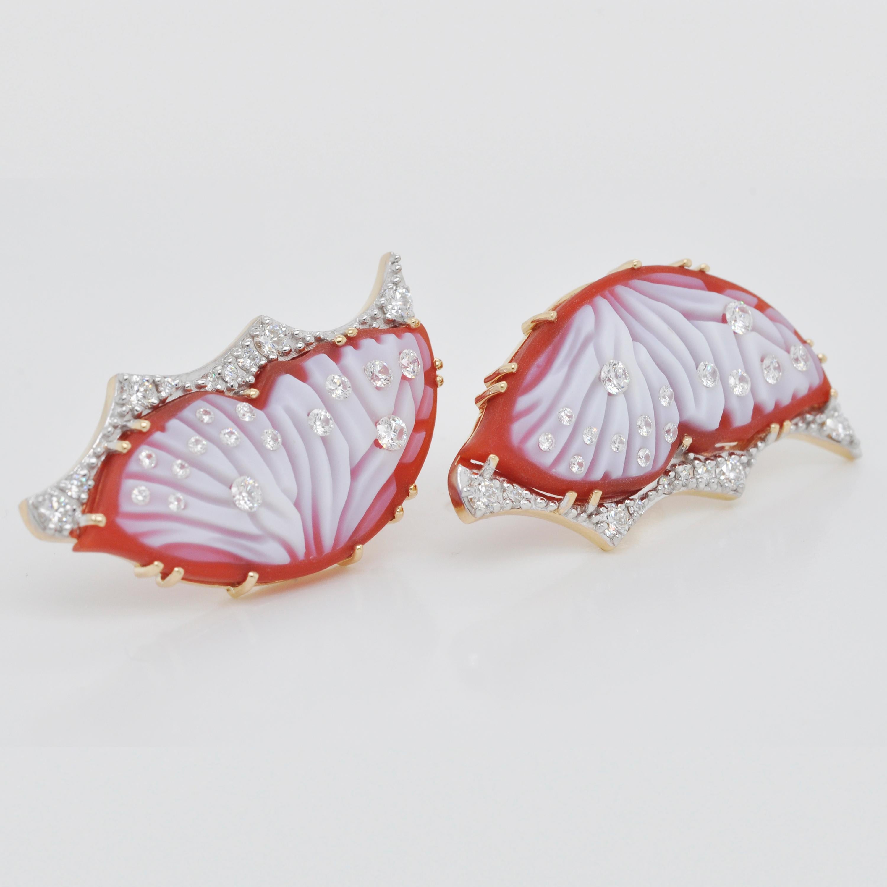 18 Karat Gold Hand-Carved Agate Butterfly Diamond Contemporary Stud Earrings In New Condition For Sale In Jaipur, Rajasthan