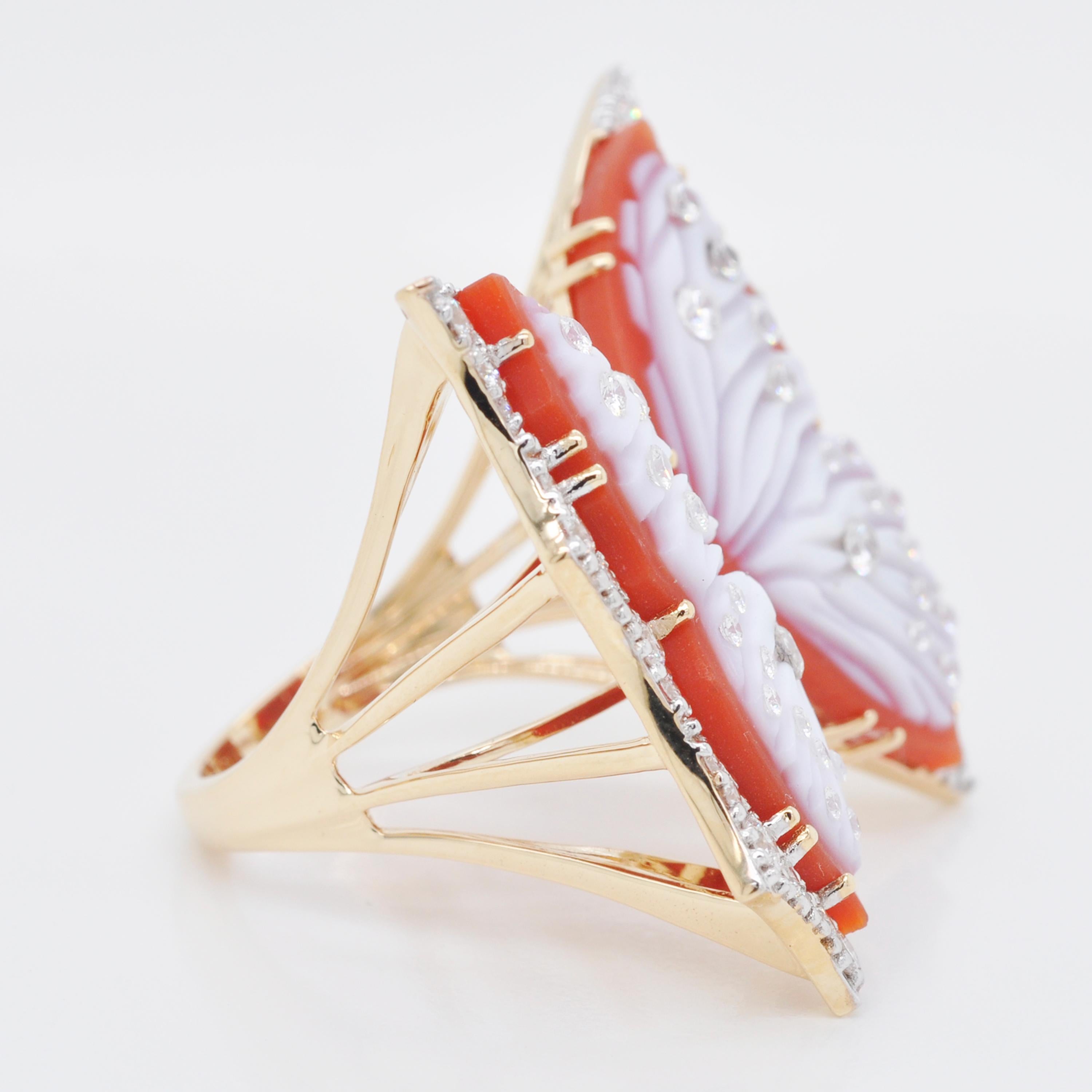 bague de cocktail contemporaine en or 18 carats sculptée à la main en agate rouge papillon et diamant.

Le processus de fabrication de cette bague en or 18k, sertie de diamants étincelants, a commencé comme celui d'un papillon. De même que la petite