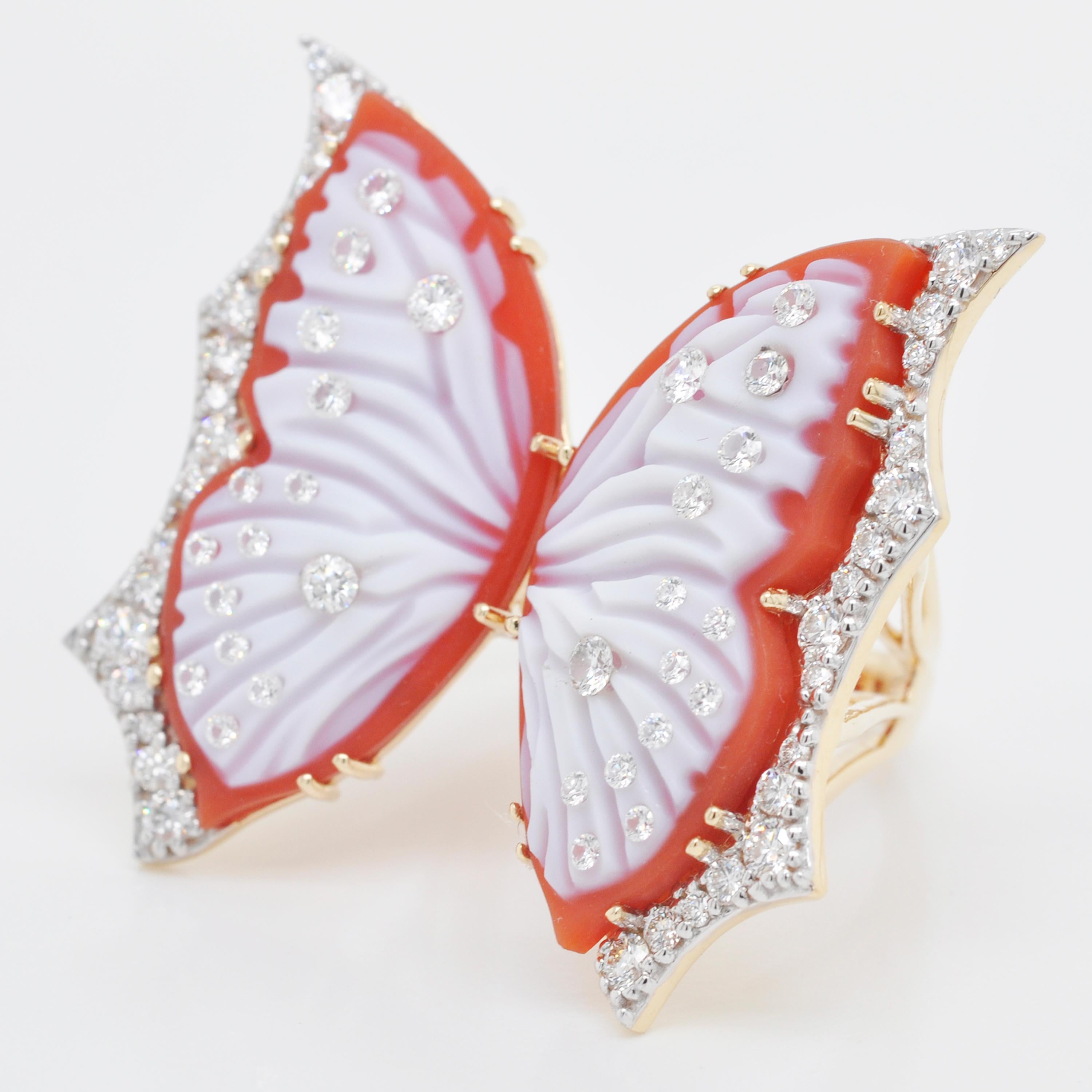 Bague cocktail contemporaine en or 18 carats avec agate rouge, papillons et diamants sculptés à la main Pour femmes en vente
