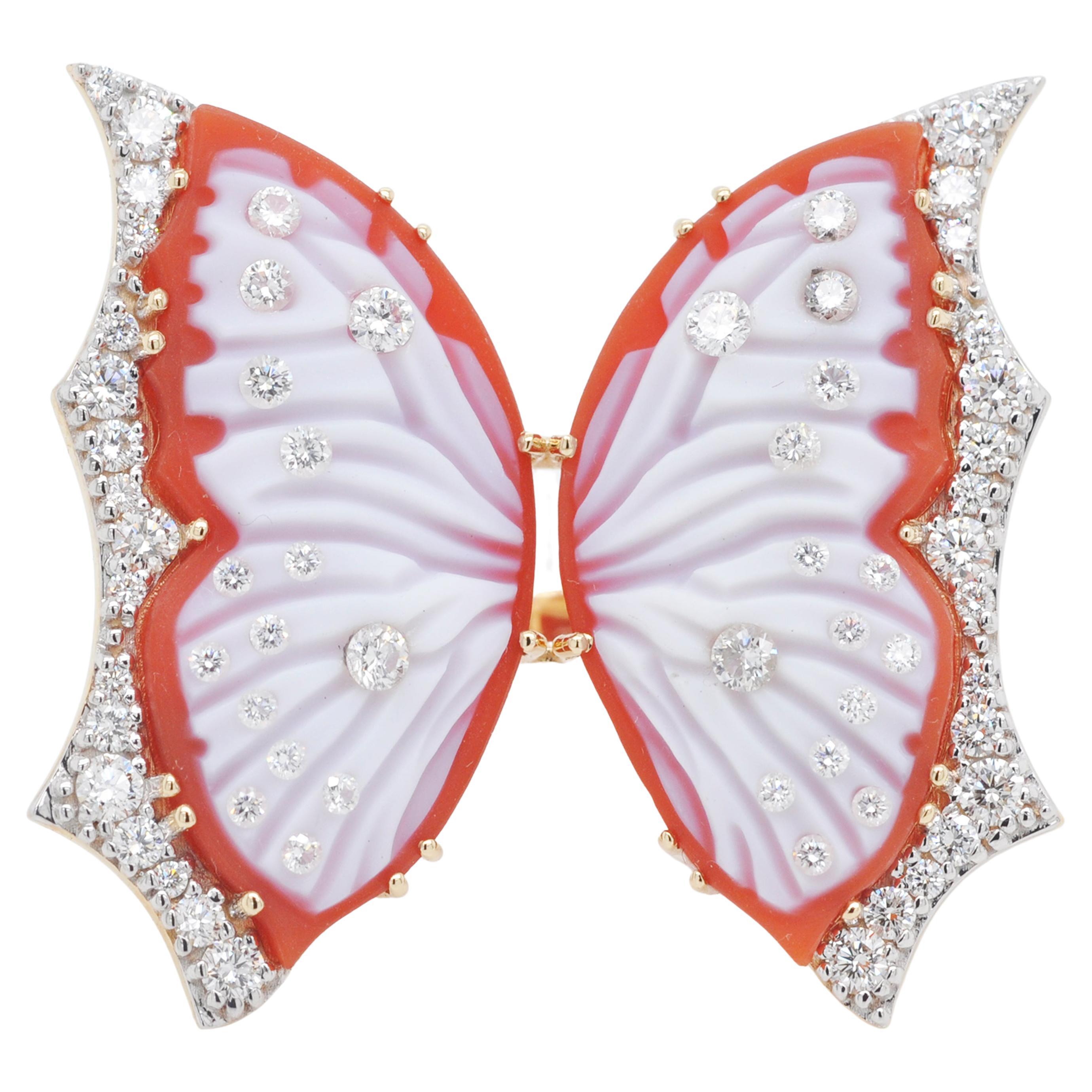 Bague cocktail contemporaine en or 18 carats avec agate rouge, papillons et diamants sculptés à la main en vente