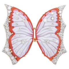 Bague cocktail contemporaine en or 18 carats avec agate rouge, papillons et diamants sculptés à la main