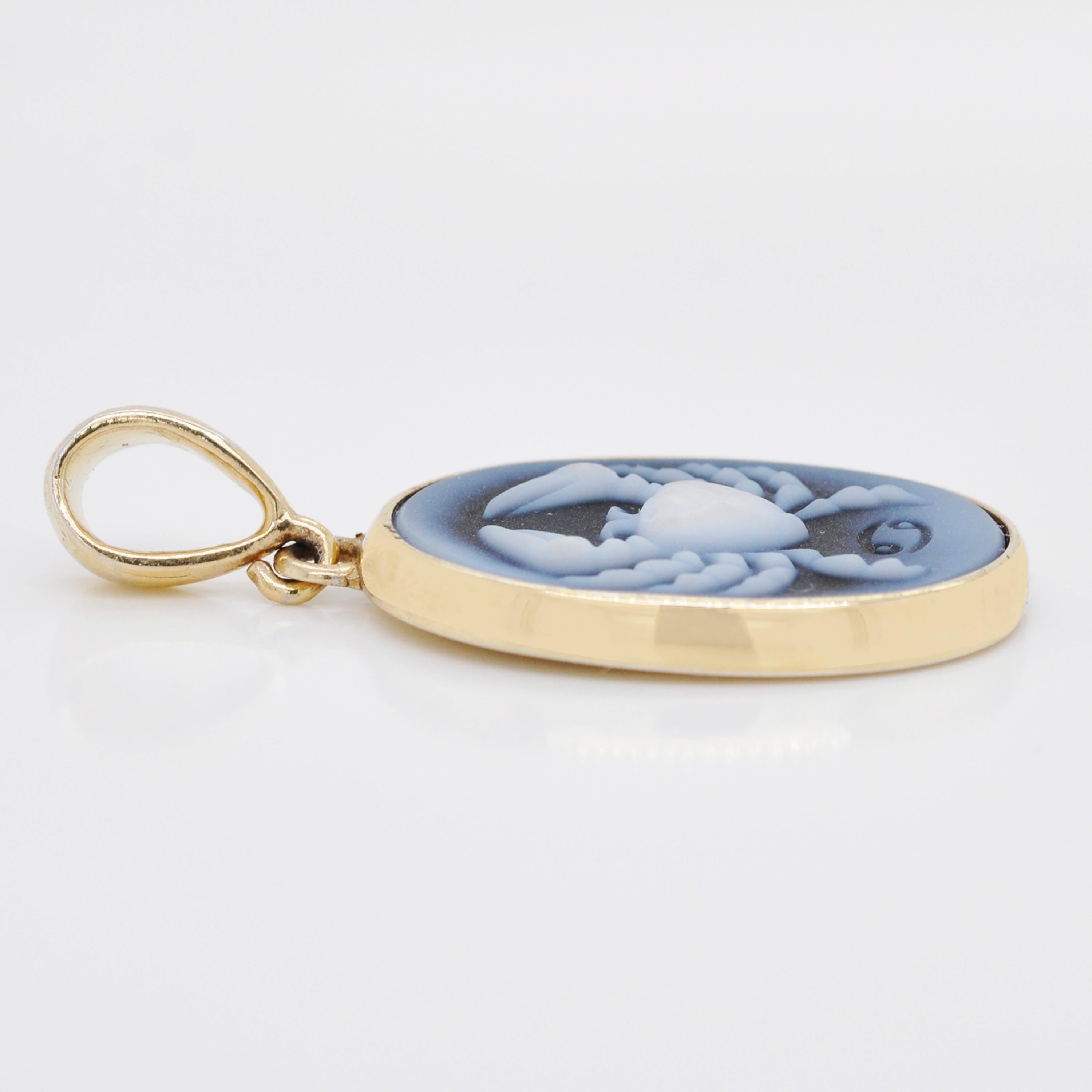Taille ovale Collier pendentif camée en or 18 carats avec agate du signe du zodiaque cancer sculpté à la main en vente