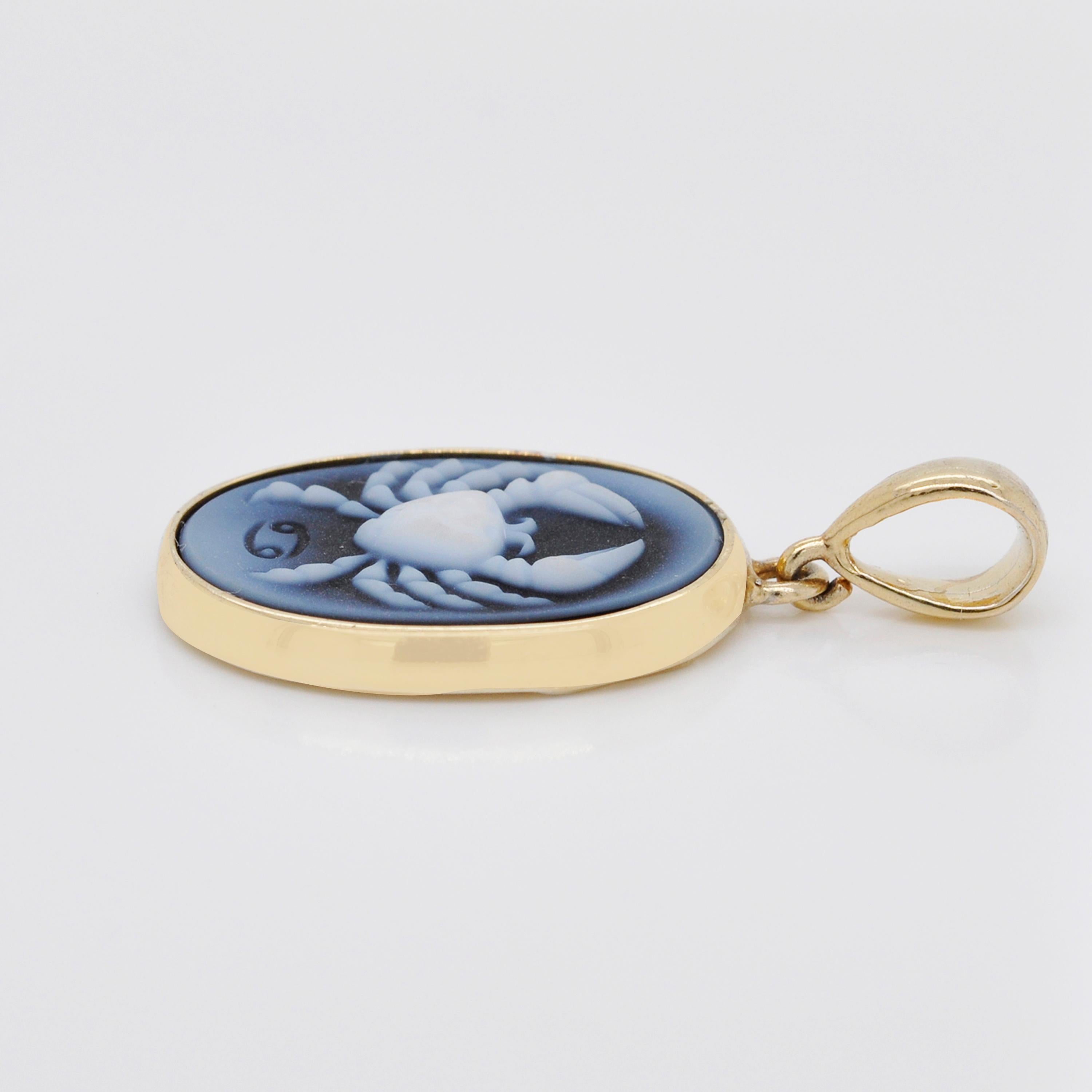 Collier pendentif camée en or 18 carats avec agate du signe du zodiaque cancer sculpté à la main en vente 1