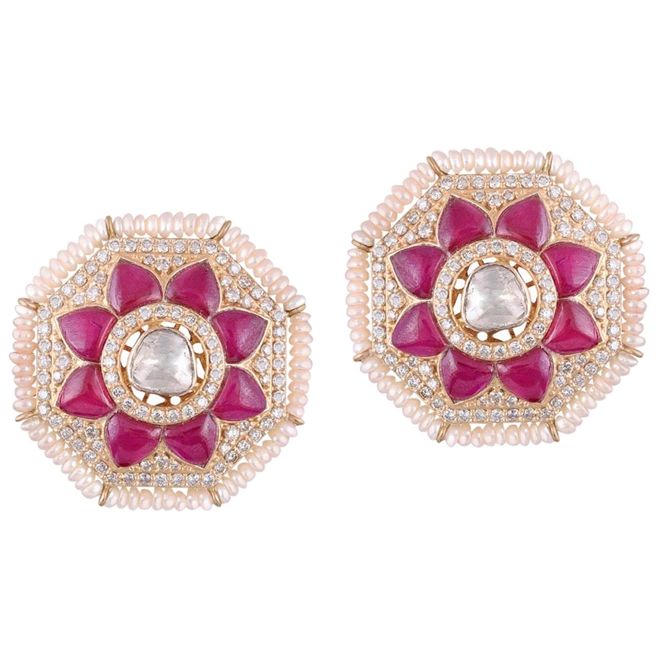 Clous d'oreilles en or 18 carats avec perles de culture et diamants blancs Polki, fabrication artisanale