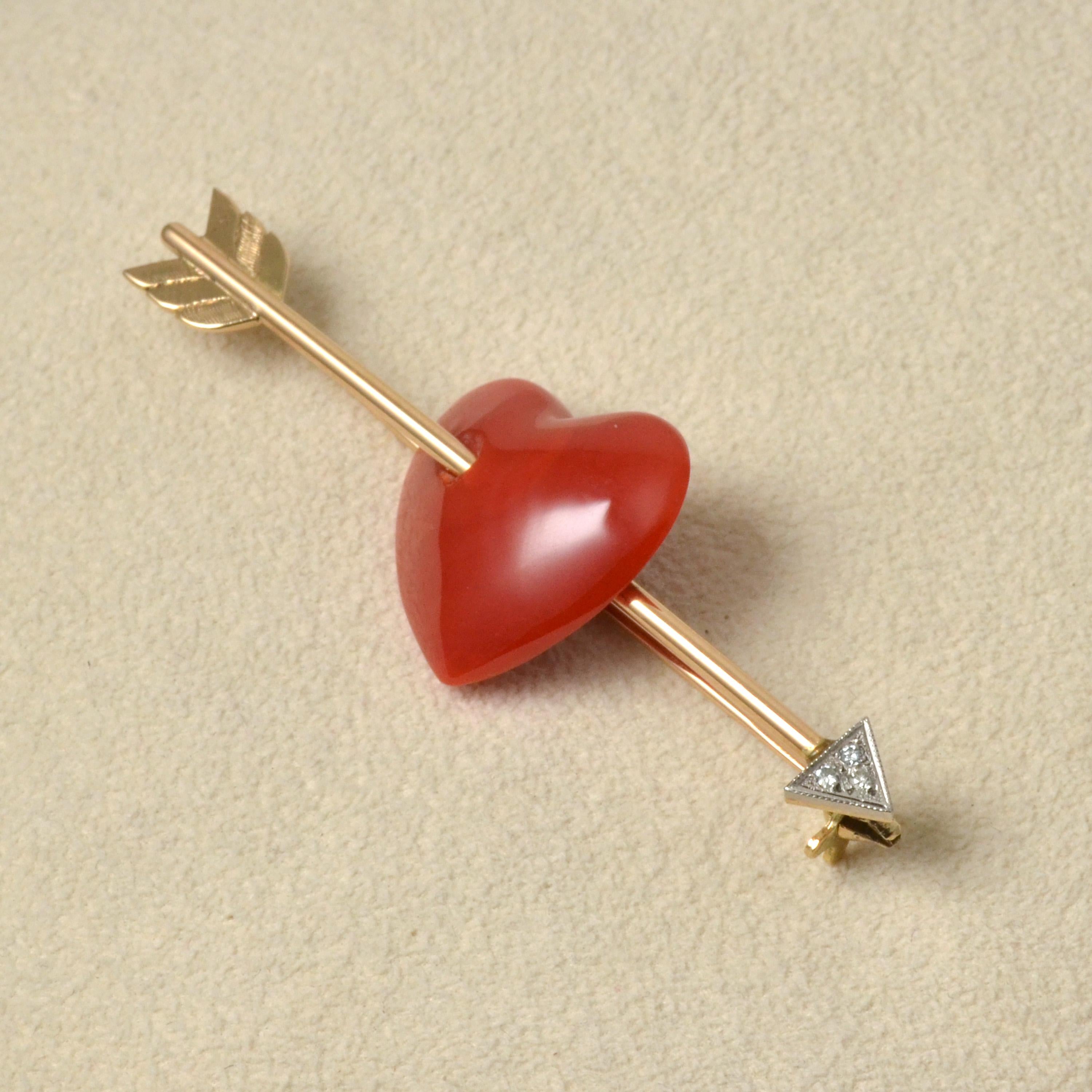 18 Karat Gold Heart Shaped Red Coral Arrow Brooch with Diamonds In Good Condition For Sale In Tokyo, JP