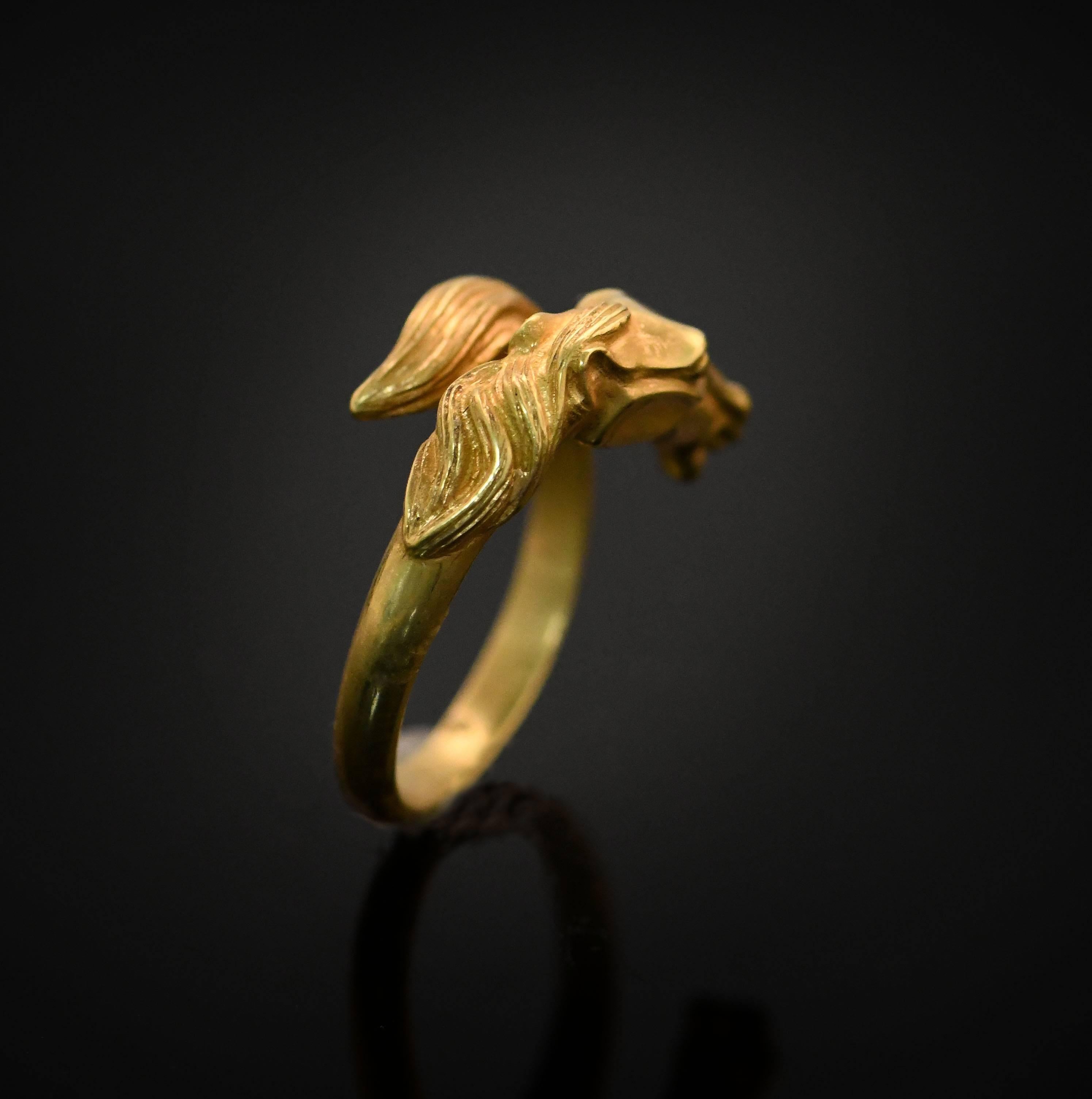 18 Karat Gold Horse Head Crossover Ring In Excellent Condition In Banbury, GB