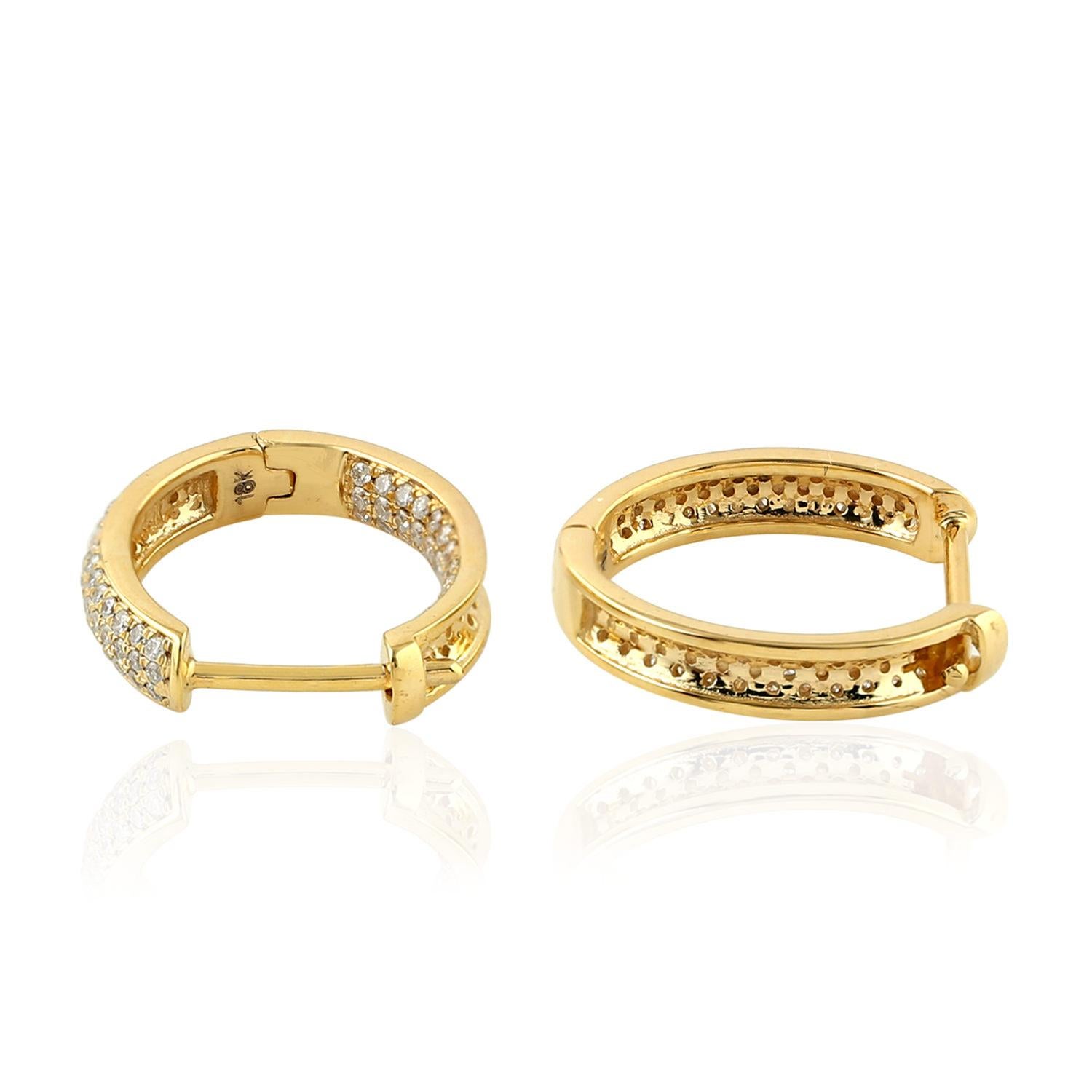 18 Karat Gold Inside Out Diamant Huggie Hoop Ohrringe (Gemischter Schliff) im Angebot