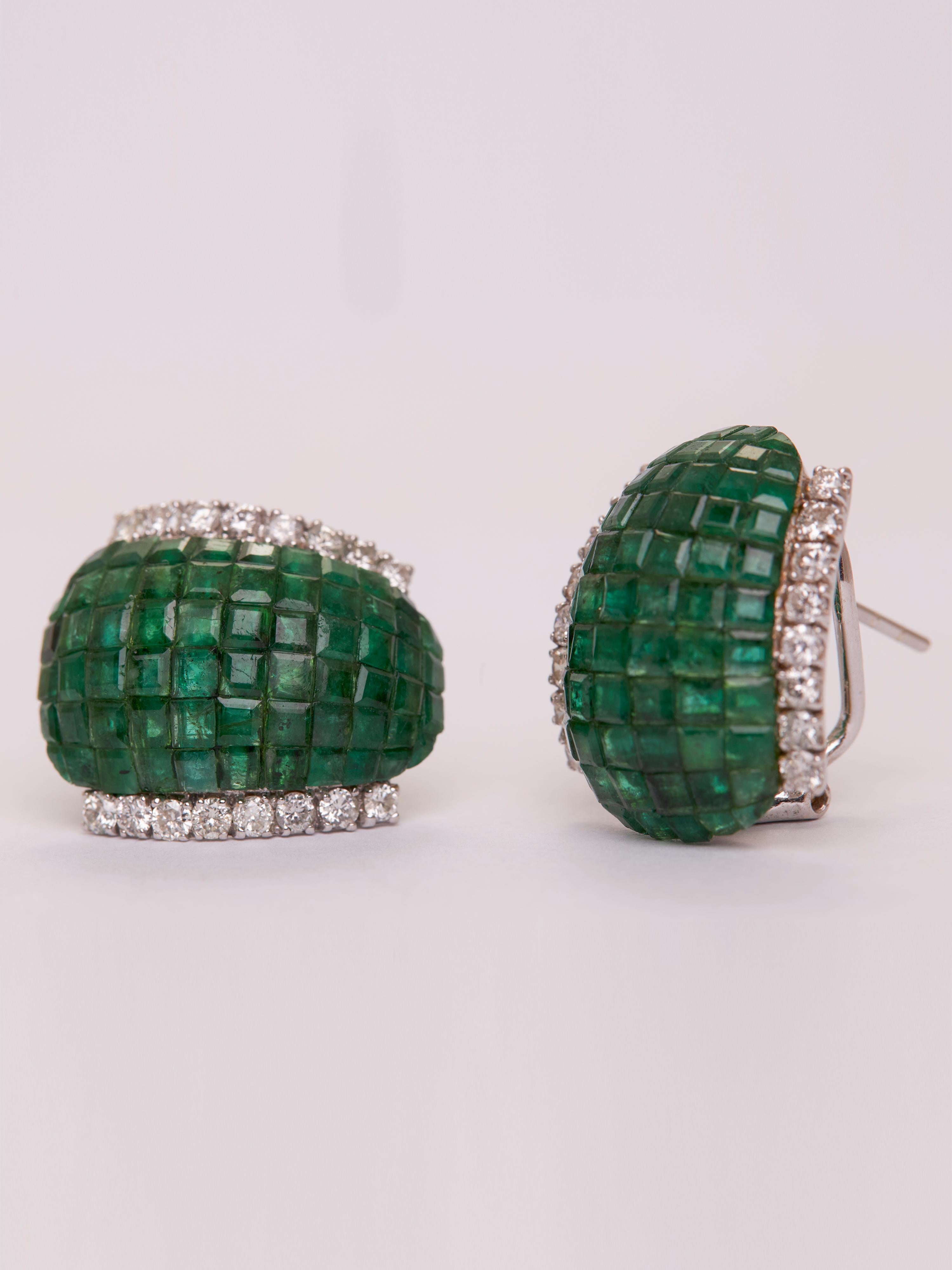 Questi lussuosi orecchini Huggie con smeraldo e diamanti hanno un peso totale di 13,312 g, con 10,774 g di oro 14KT. L'intricato design mette in mostra 128 smeraldi naturali (11,42 carati), splendidamente disposti in un motivo a mosaico che crea una
