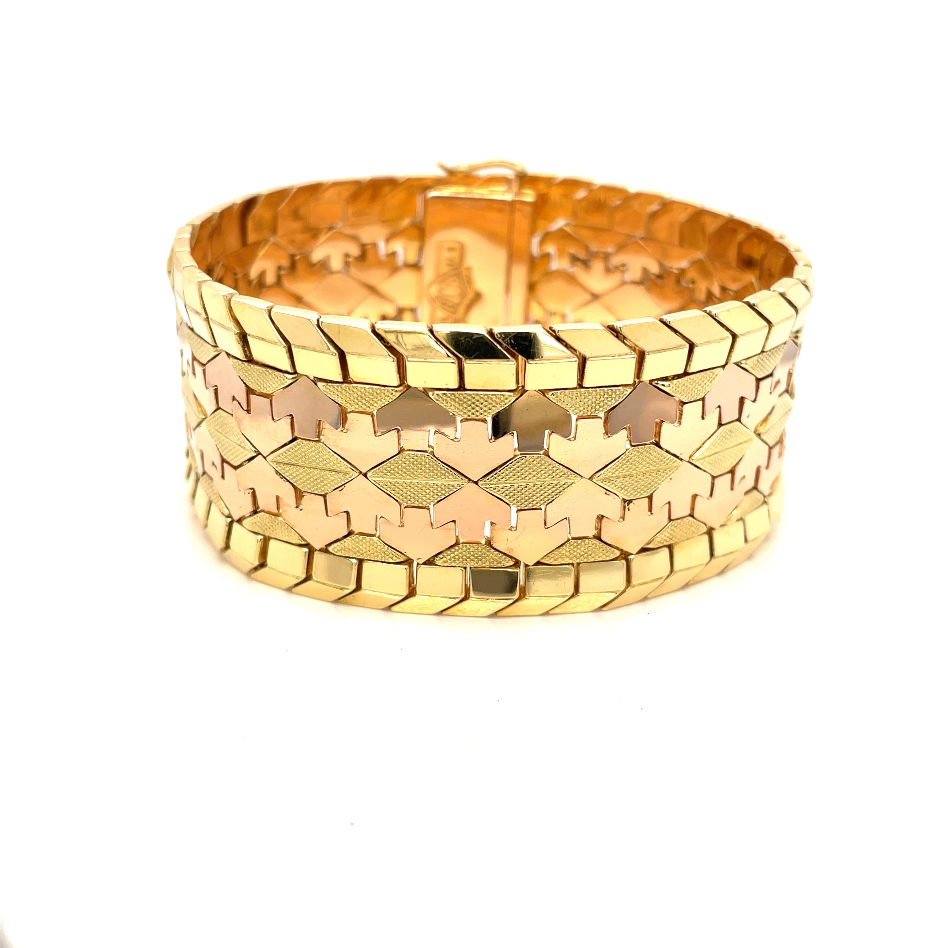 Magnifico in oro 18 carati, questo braccialetto di superba fattura italiana del 1950 circa è un vero e proprio colpo di fulmine! I+I Un intricato motivo di forme geometriche che utilizza oro giallo e rosa a 18 carati, sia strutturato che brillante,