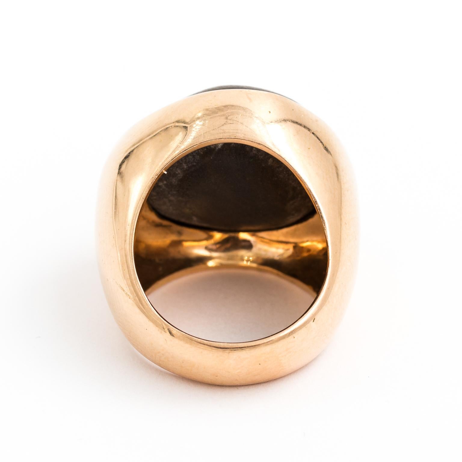 Contemporary 18 Karat Gold Italian Beach Stone Ring For Sale