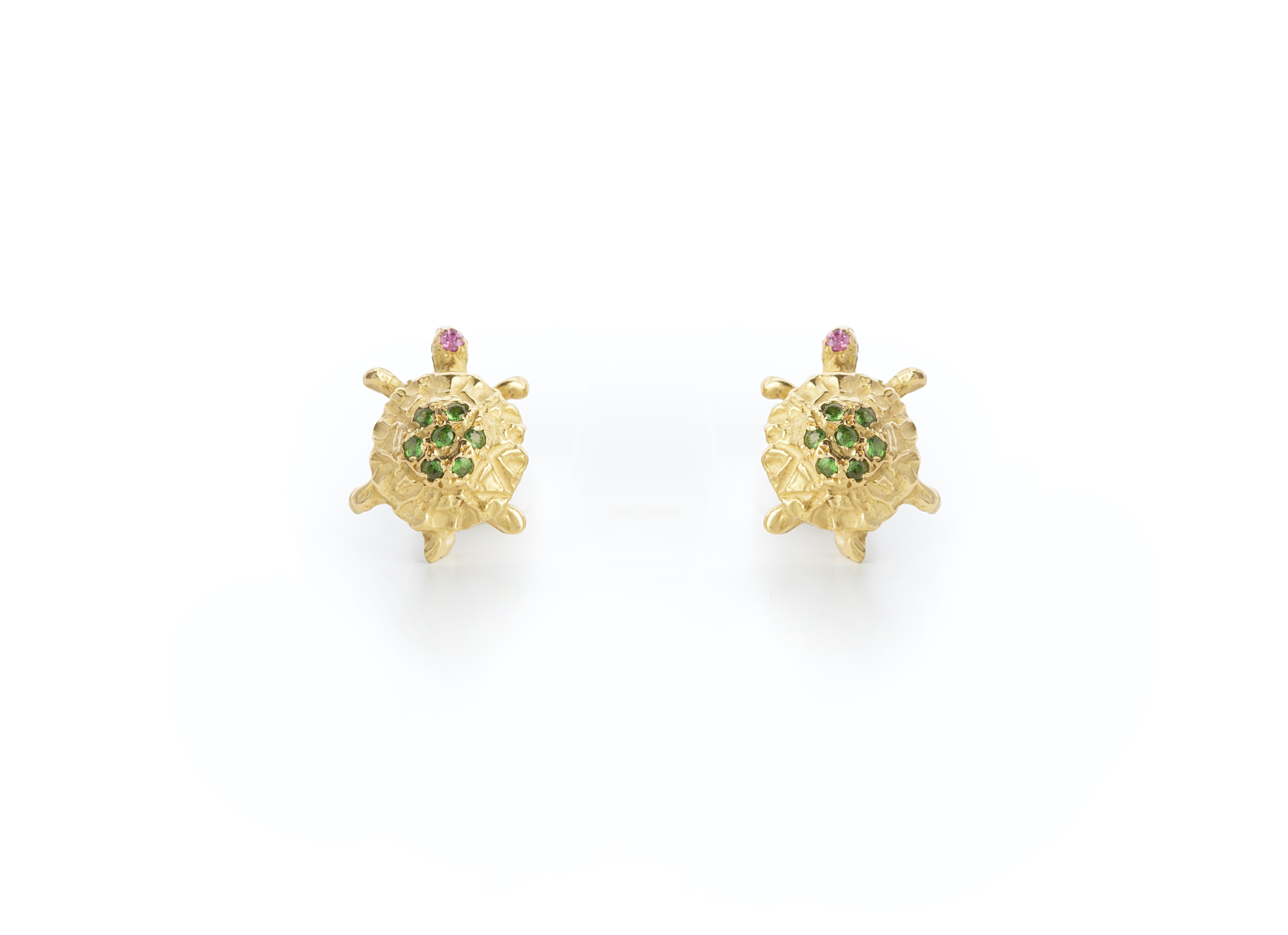 Une paire de clous d'oreilles Little Turtles en or jaune 18 carats, fabriqués à la main et ornés d'une belle pierre tsavorite d'un vert profond et d'yeux en tourmaline rose.
Ces boucles d'oreilles sont personnalisables avec différentes pierres sur