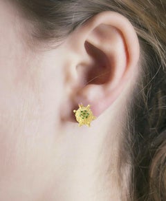 Clous d'oreilles en or 18 carats et tsavorite verte en forme de tortue, fabriquées à la main