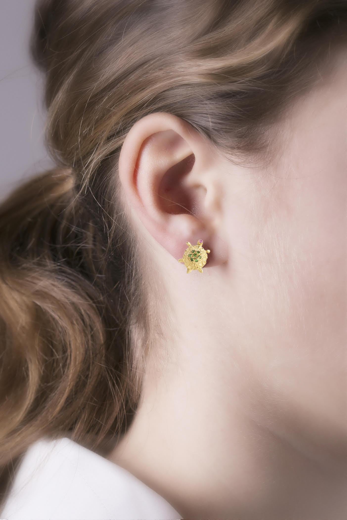 Clous d'oreilles en forme de tortue en or jaune martelé 18 carats avec tourmaline tsavorite verte  Neuf - En vente à Rome, IT