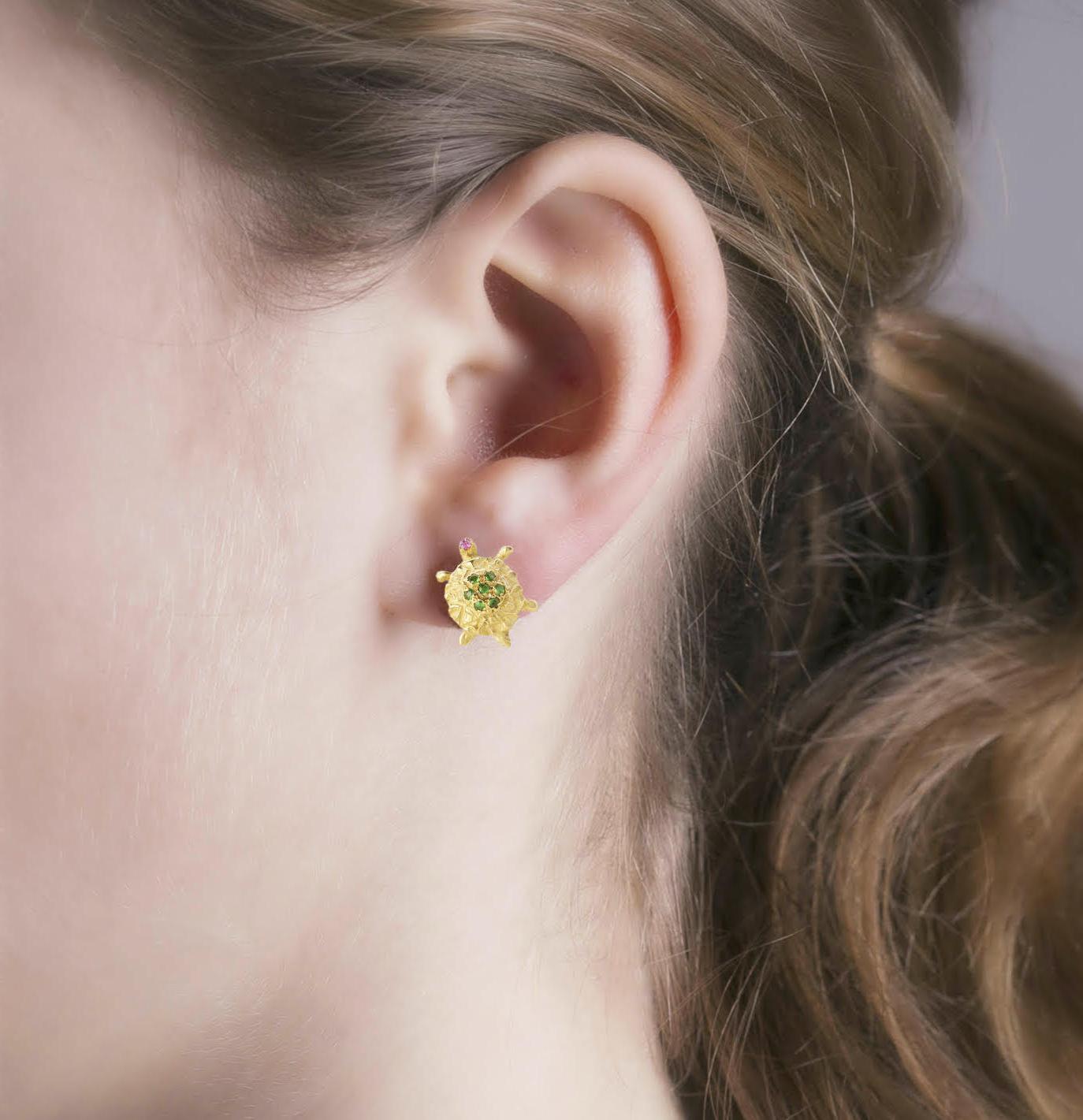 Brilliant Cut Turtle Stud Earrings 18 Karat Hammered Yellow Gold Green Tsavorite Tourmaline  For Sale